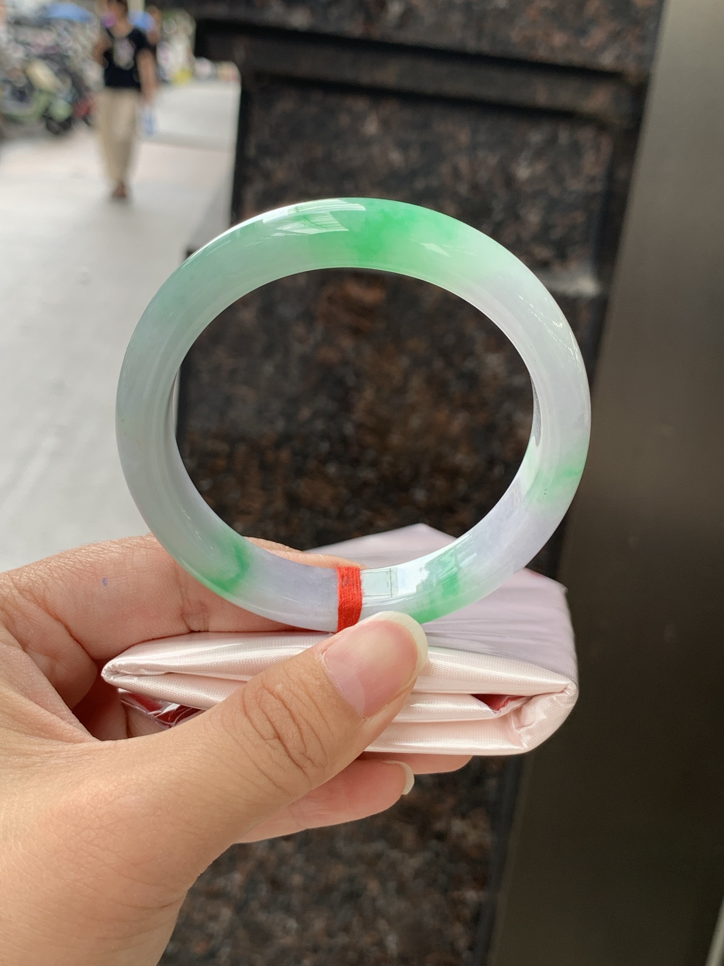 春彩正圈 57.9-11.3-8 0530-N851 打灯细纹，几抹阳绿灵动分布，紫绿双彩，色泽明艳