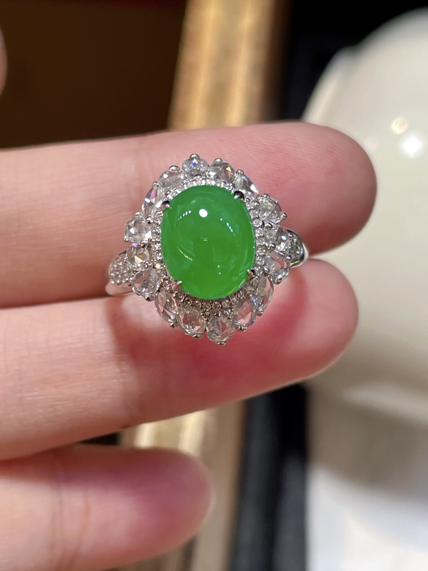 ️ 性比高 翡翠蛋面戒指，形状饱满圆润 品相特别好，满色，品相好 胶感十足，9.8-8.3-5