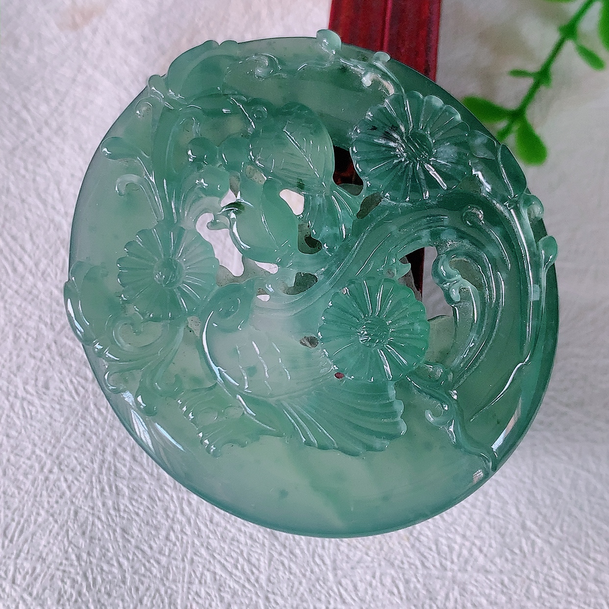 自然光实拍，翡翠喜上眉梢吊坠，时人之家，闻鹊声皆以为喜，故谓喜鹊报喜。”题材有喜上眉梢，双喜临门，花