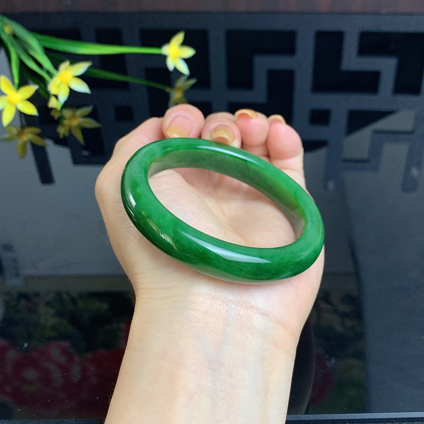 和田玉55圈口阳绿色碧玉手镯！玉质细腻油润 底色纯净 无纹裂 脂粉好，品质高。