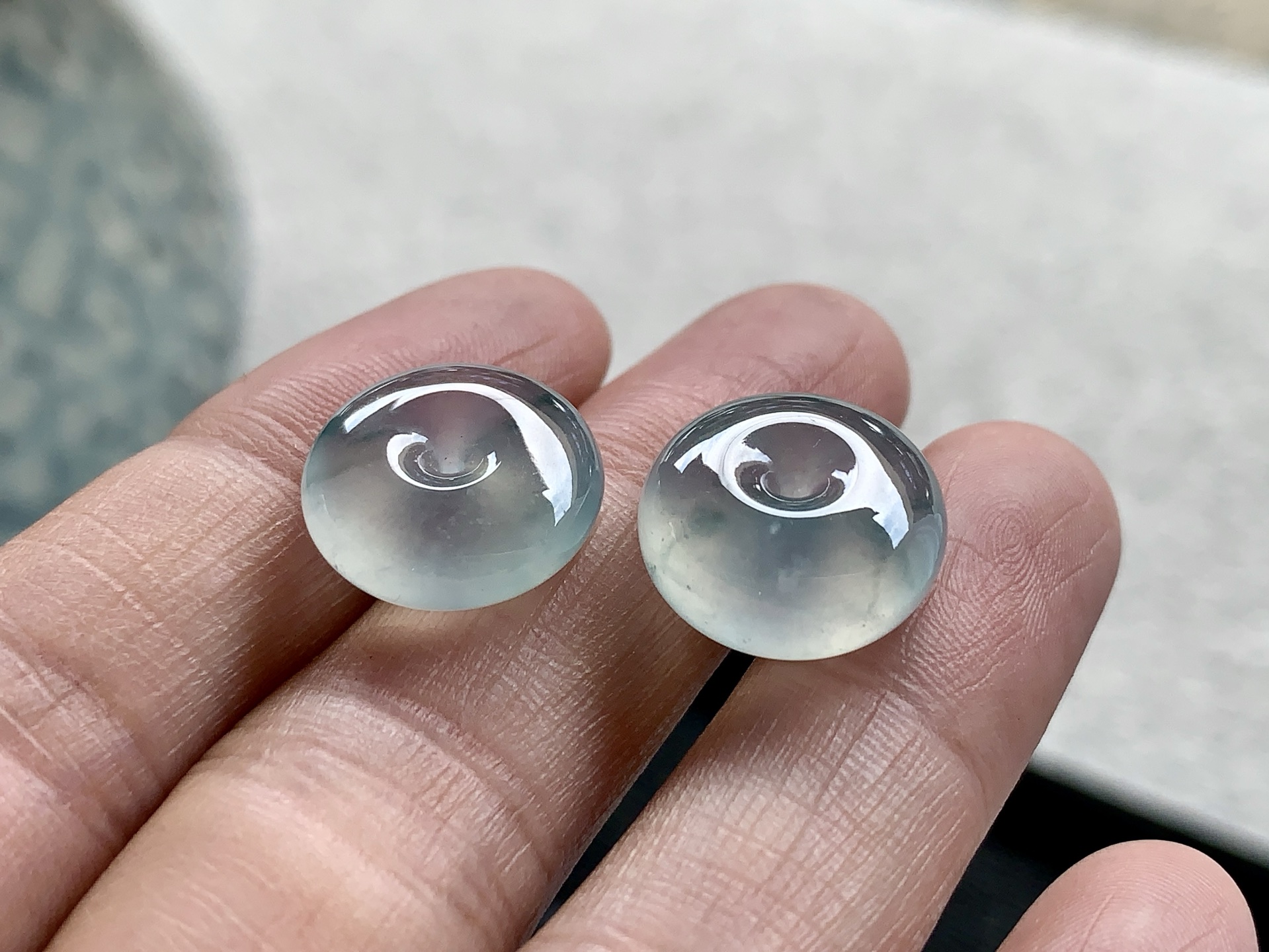 飘彩平安扣一对，玉质冰润细腻，尺寸14.9×6 / 15.3×7.7
