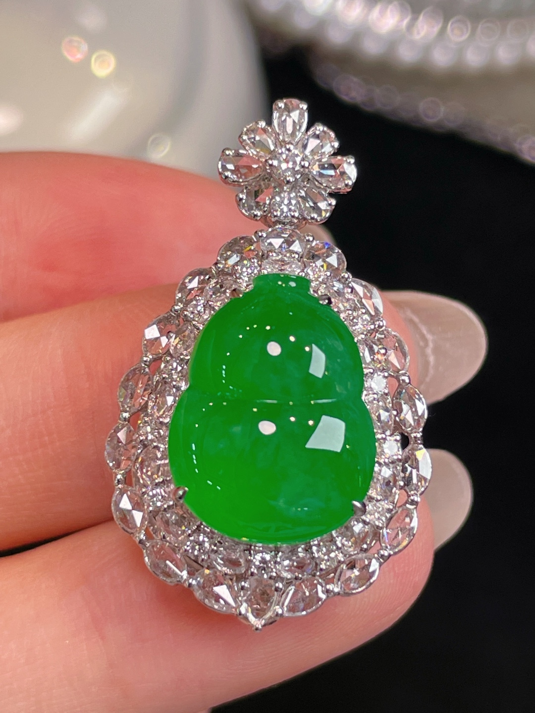 翡翠A货 葫芦吊坠 阳绿满色，料子冰润细腻，种老起光，18k金镶真钻，上身佩戴效果很好 整体32.
