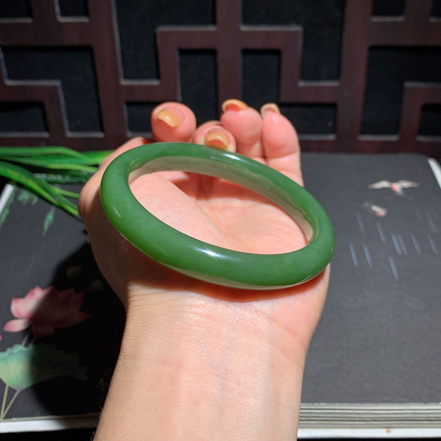 和田玉58.8圈菠菜绿碧玉手镯！玉质细腻油润 底色纯净 脂粉好，品质高。