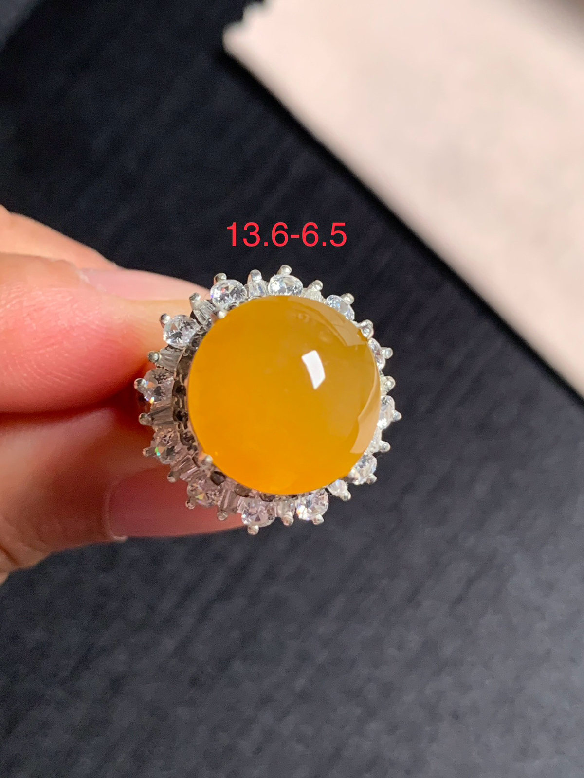 冰黄翡正圆馒头戒面
无纹裂，种好色美品相好，色泽艳丽纯正，老坑种质地细腻水灵饱满圆润