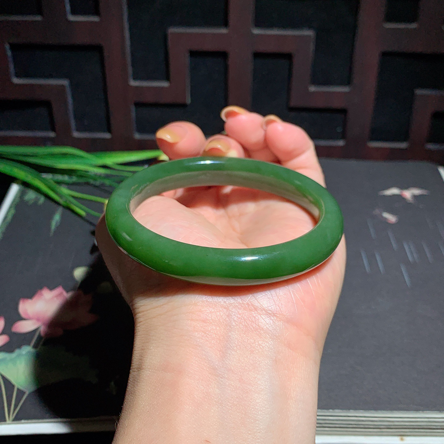 和田玉58.8圈菠菜绿碧玉手镯！玉质细腻油润 底色纯净 脂粉好，品质高。