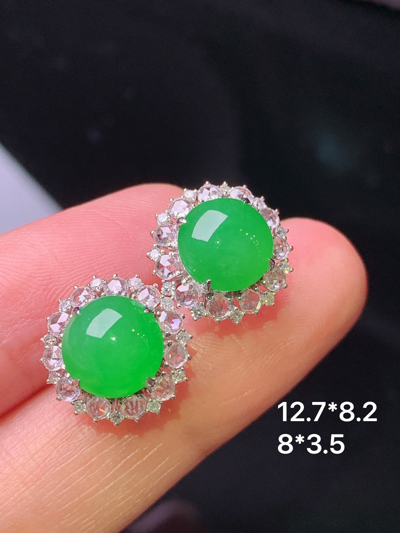 18k金钻镶嵌阳绿蛋面耳钉 玉质细腻 色泽艳丽清新 水润亮眼 整体尺寸12.7*8.2 h1