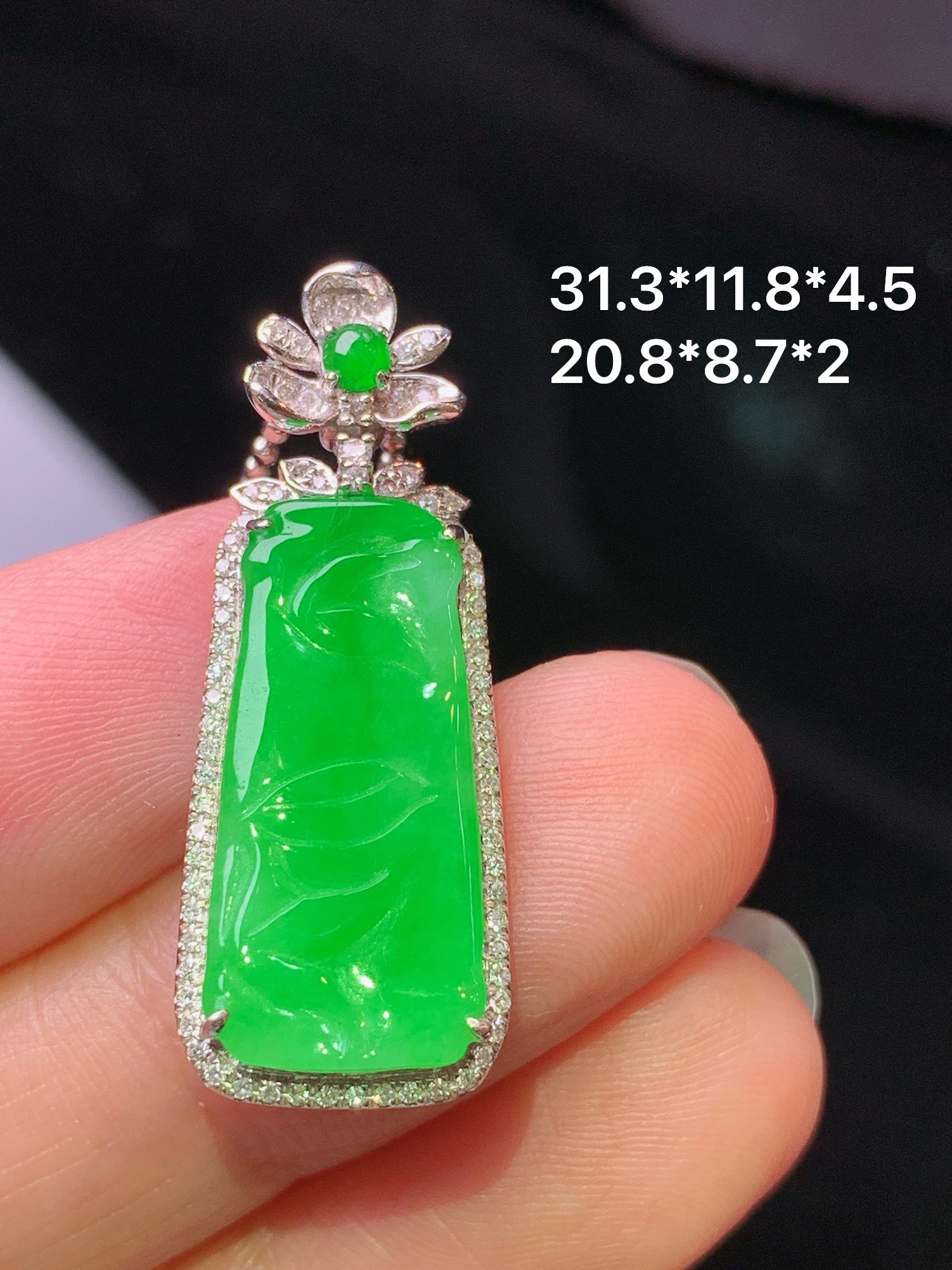 18k金钻镶嵌阳绿竹节吊坠 玉质细腻 色泽艳丽清新 水润亮眼 整体尺寸31.3*11.8*4.5 L7