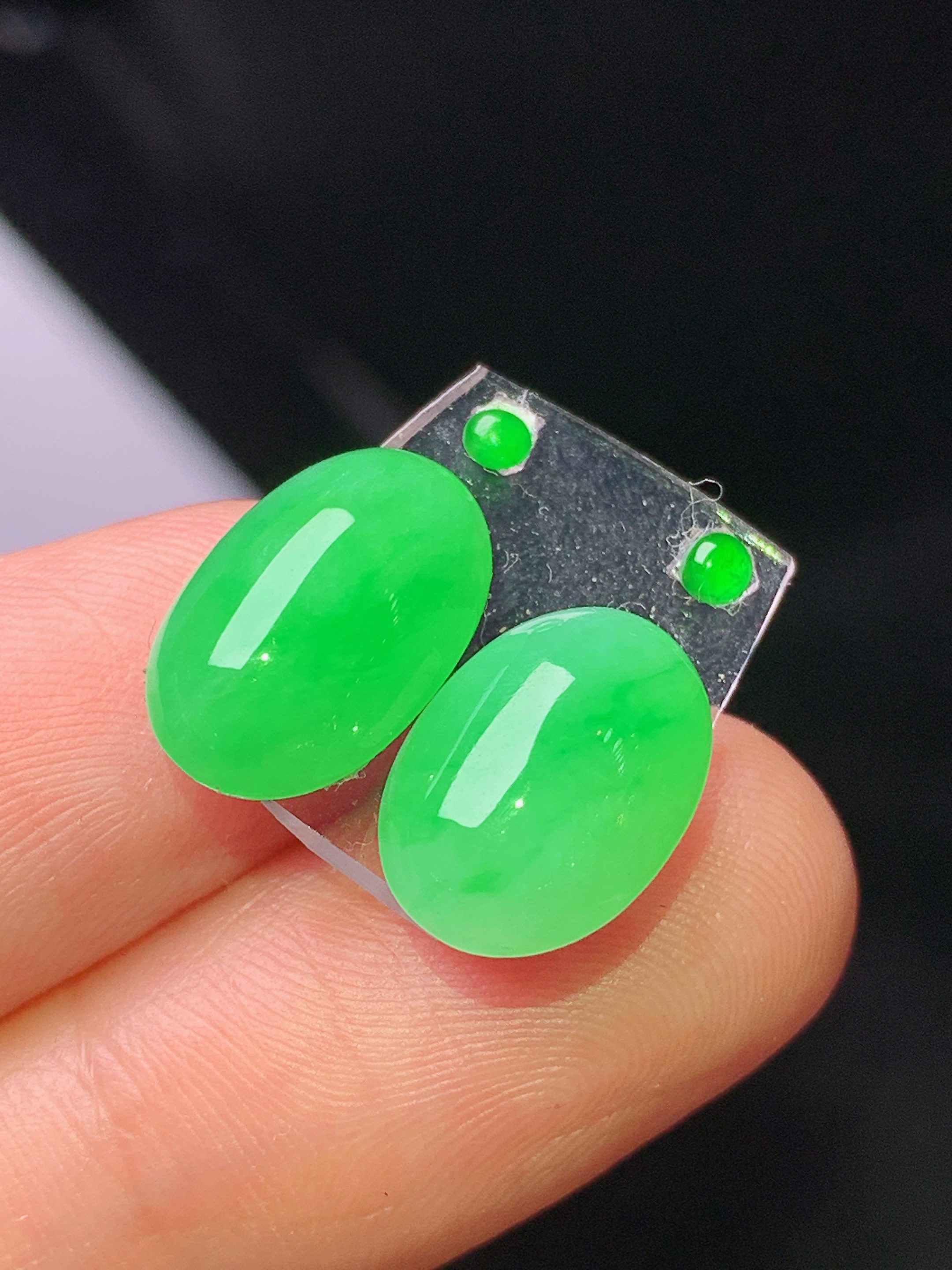 镶嵌款 阳绿蛋面一对 玉质细腻 色泽艳丽清新 水润亮眼 整体尺寸13*8*5 2x