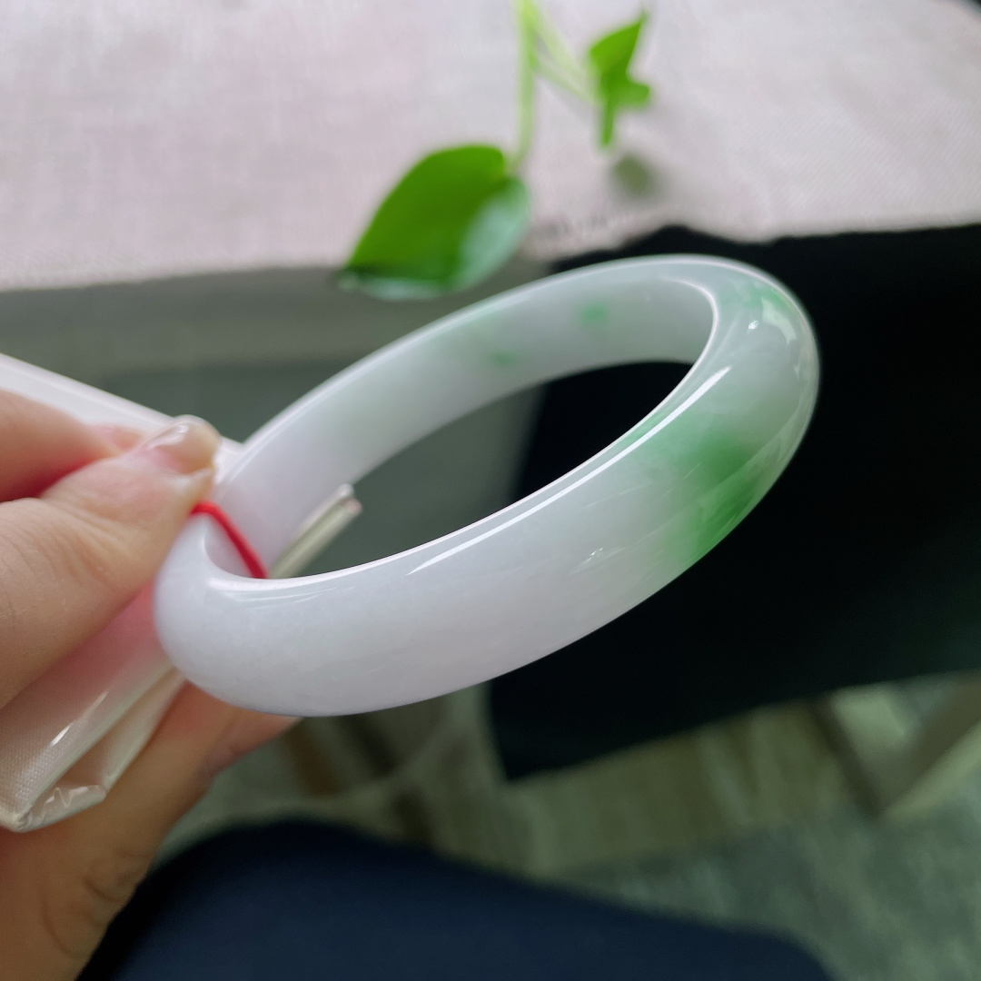 58.6/12.4/8.5飘绿正圈，水润细腻，温柔贤惠，一抹俏色灵动飘逸，有纹，ss53864a