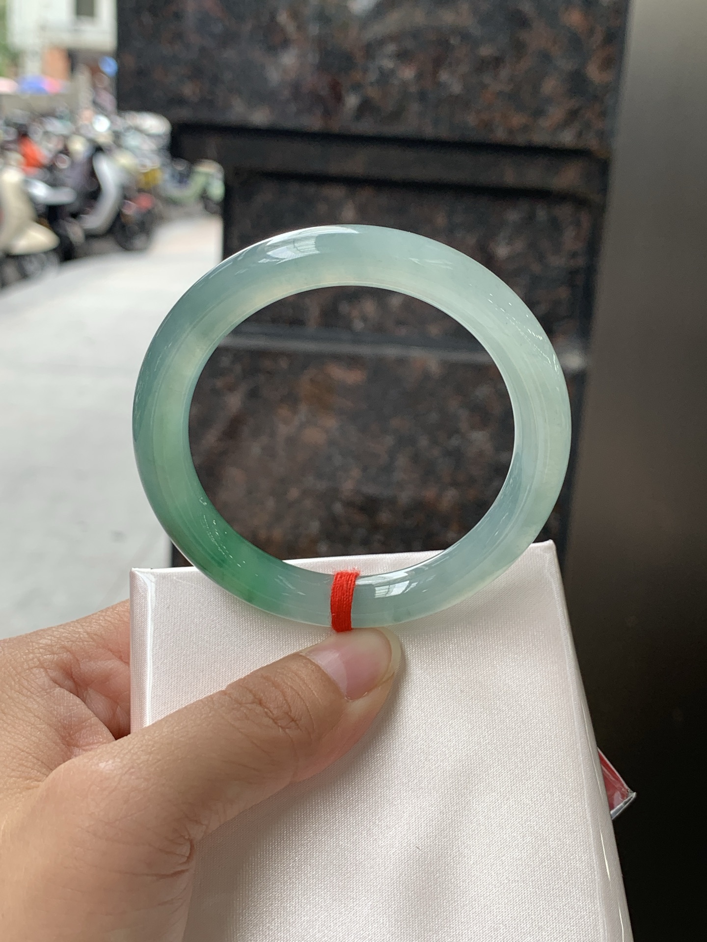 冰飘花圆条 52.5-9-8.8 0530-N856 打灯细纹，底妆冰润细腻，绿花灵动飘逸，勾勒出一幅唯美诗意的山水意境画，古典优雅又秀气