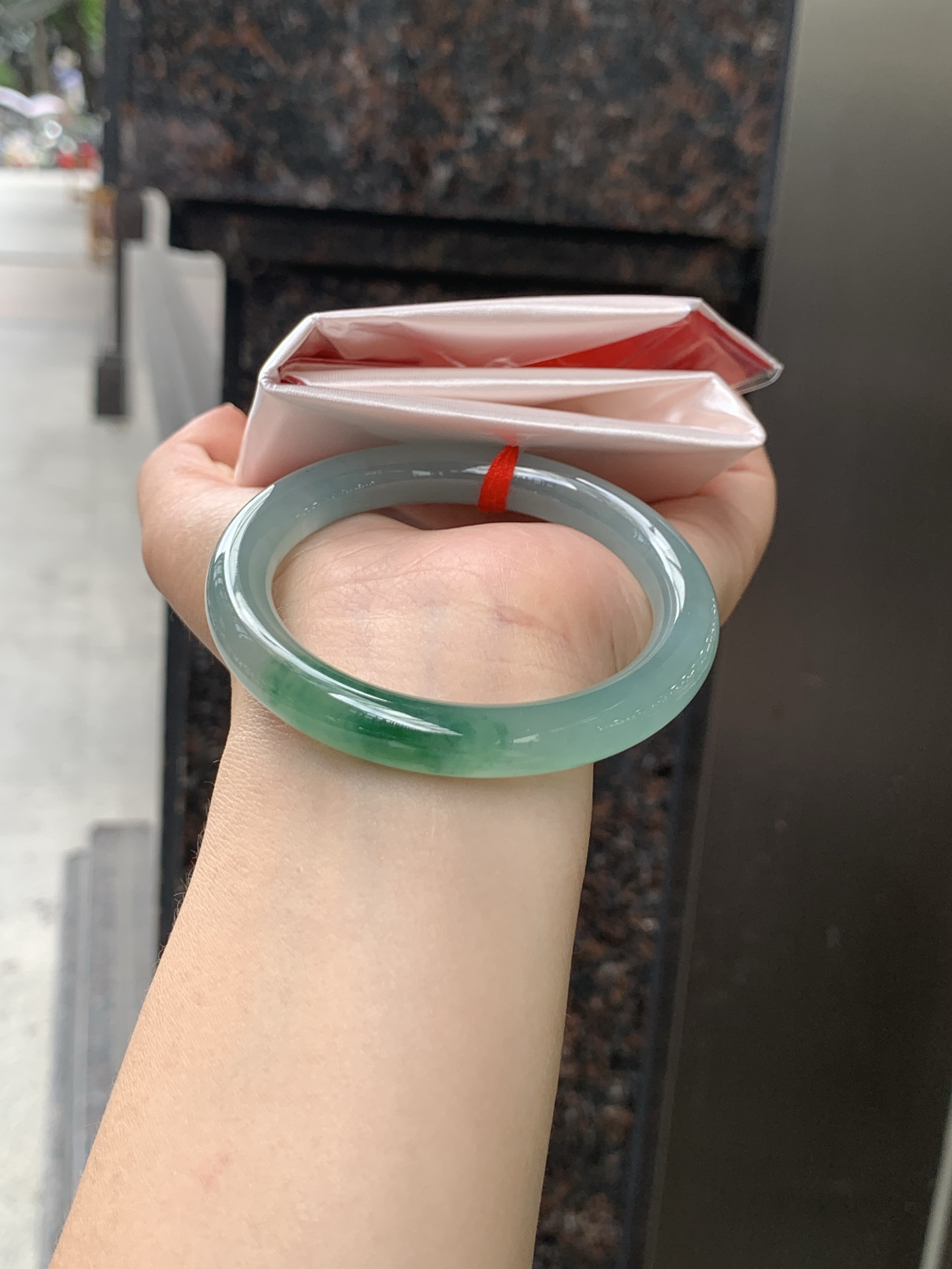 冰飘花圆条 52.5-9-8.8 0530-N856 打灯细纹，底妆冰润细腻，绿花灵动飘逸，勾勒出一幅唯美诗意的山水意境画，古典优雅又秀气