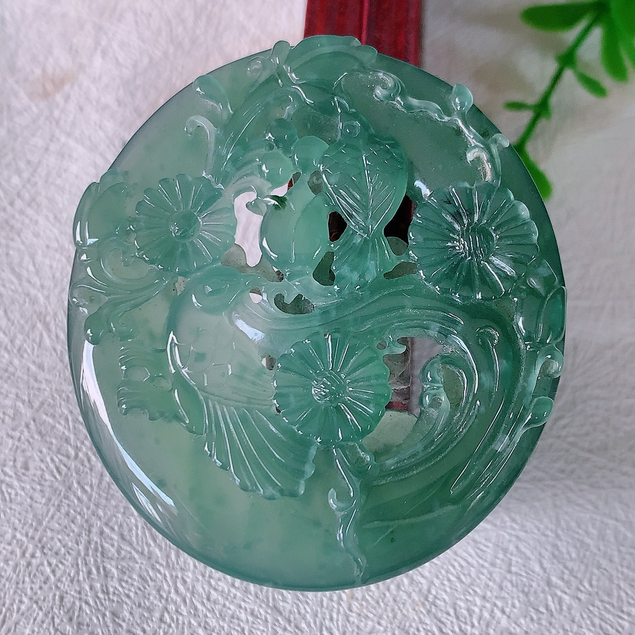 自然光实拍，翡翠喜上眉梢吊坠，时人之家，闻鹊声皆以为喜，故谓喜鹊报喜。”题材有喜上眉梢，双喜临门，花开富贵的美好意义。 性价比超值！#50尺寸55.5*49*6.6