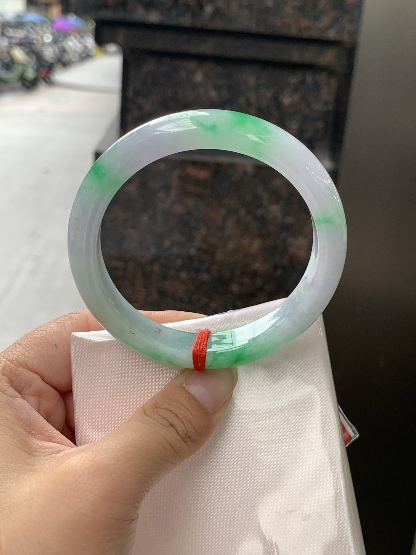 春彩正圈 57.9-11.3-8 0530-N851 打灯细纹，几抹阳绿灵动分布，紫绿双彩，色泽明艳