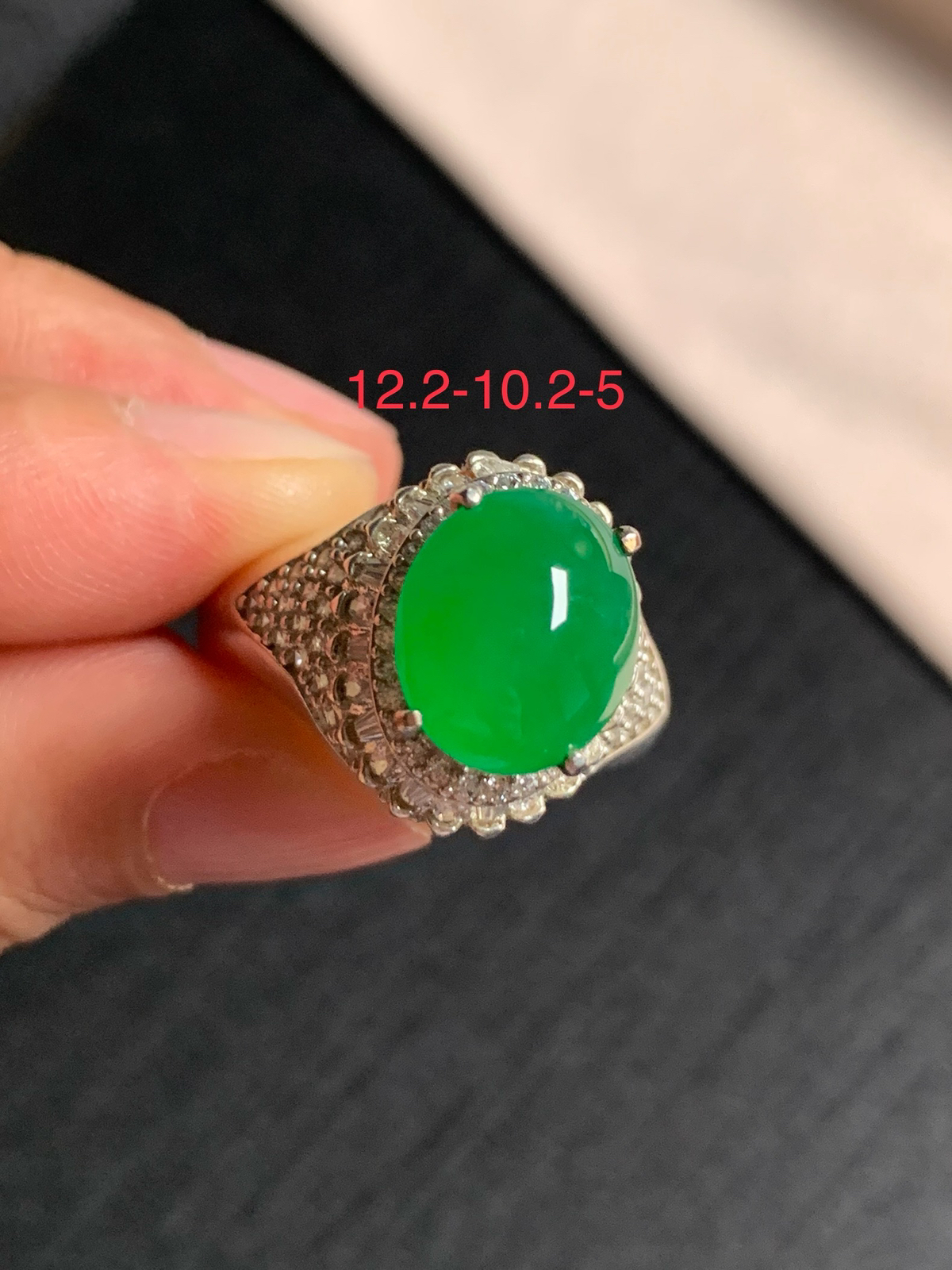 冰种辣阳绿戒面
无纹裂，种好色好品相好，色泽艳丽纯正，老坑种质地细腻冰透水灵