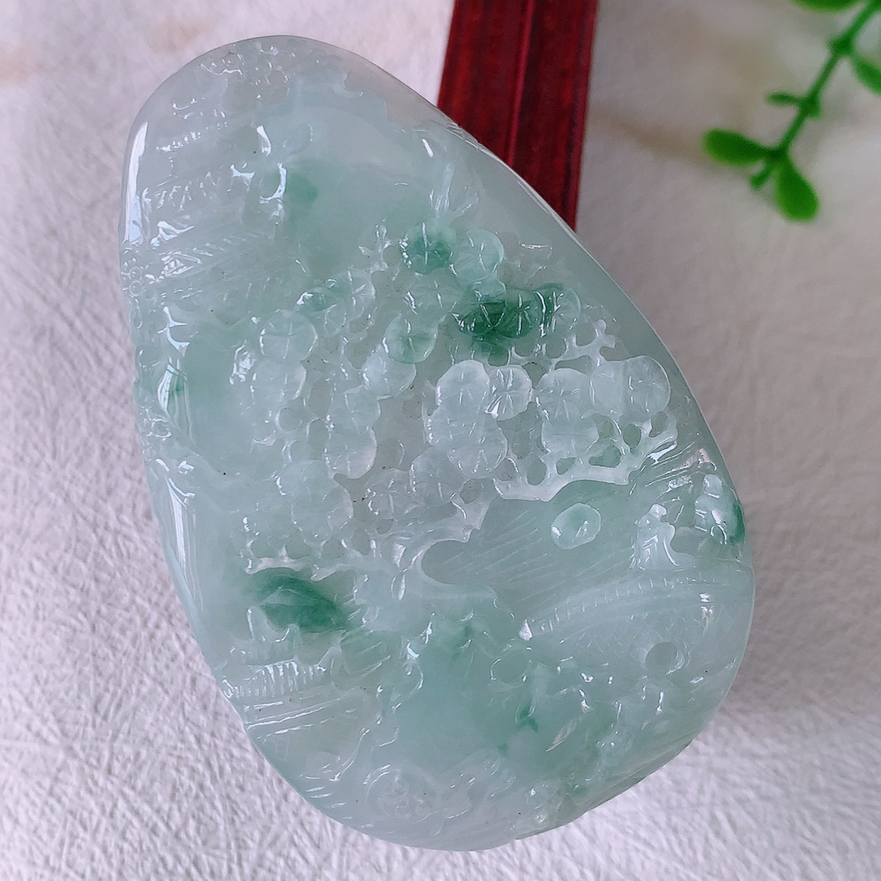 自然光实拍，冰飘花翡翠山水牌吊坠，立体生动形象，山水素材布局合理，意境感佳，佩戴上身效果更高贵 #50尺寸61.5*40.5*8.2mm