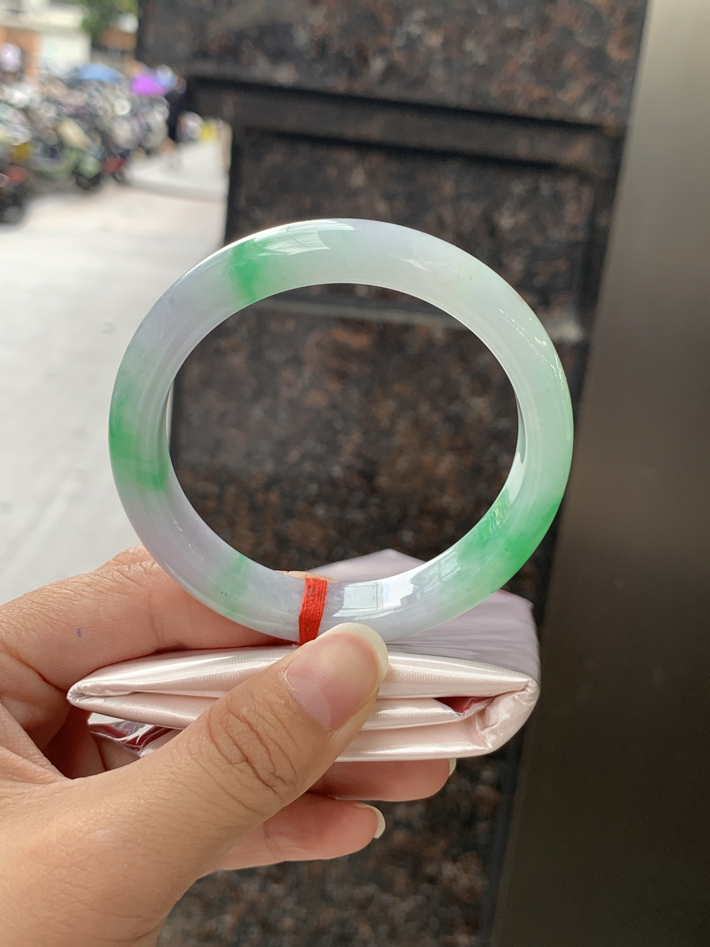 春彩正圈 57.9-11.3-8 0530-N851 打灯细纹，几抹阳绿灵动分布，紫绿双彩，色泽明艳