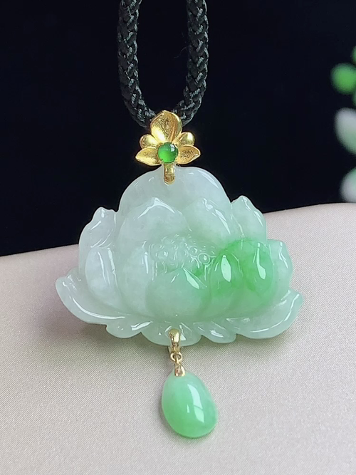 18k金镶飘绿一品清莲，无裂，裸石尺寸15.6-21.8-5.6mm，w30fgd