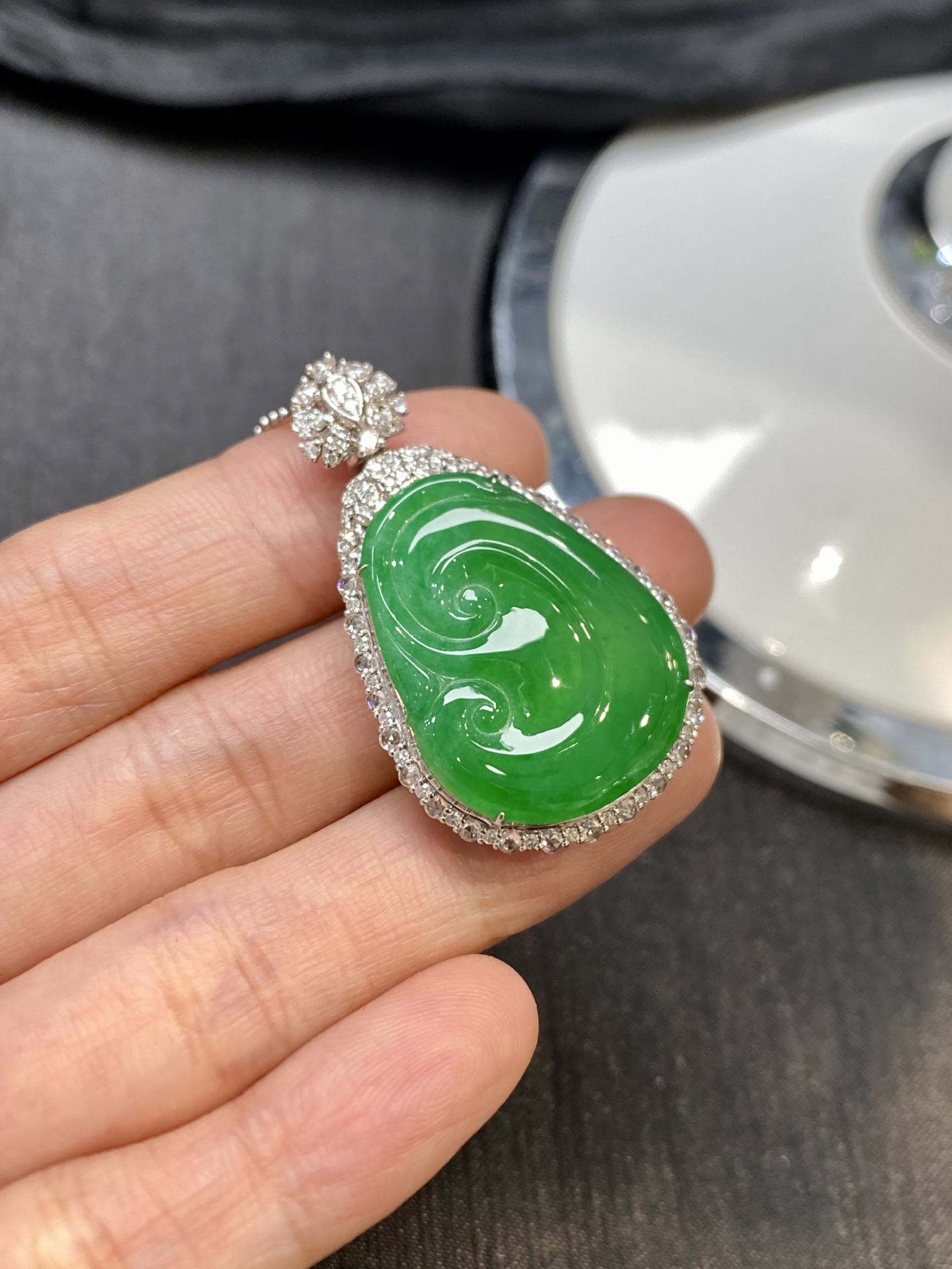 冰阳绿如意吊坠·金 整·40.5-23.8-9.4mm 裸·26.6-20.3-2.7mm