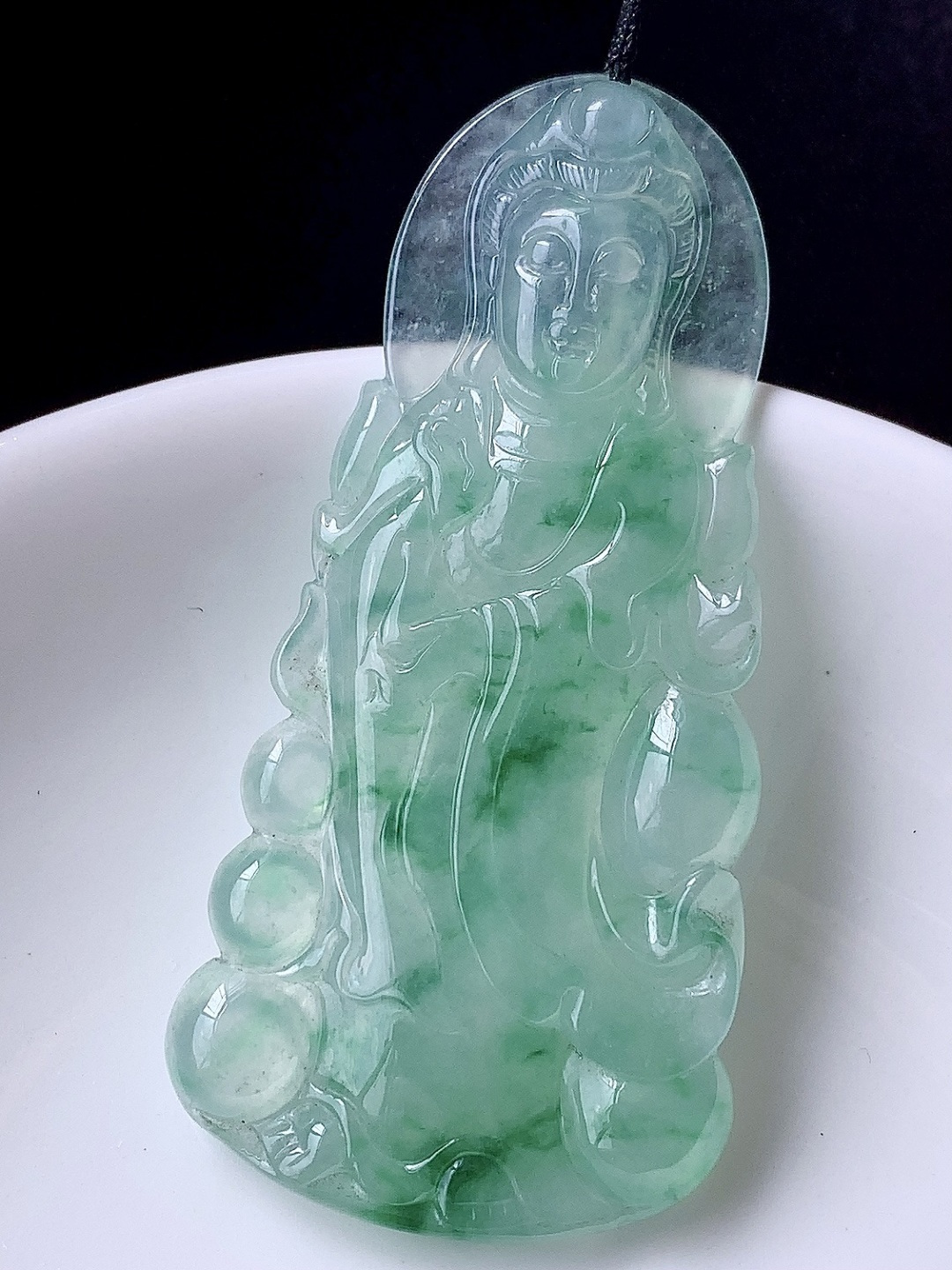 冰飘花观音挂件 品相端正，花色灵动，种老细腻水润，佩戴简单大方，57-27.4-4.6