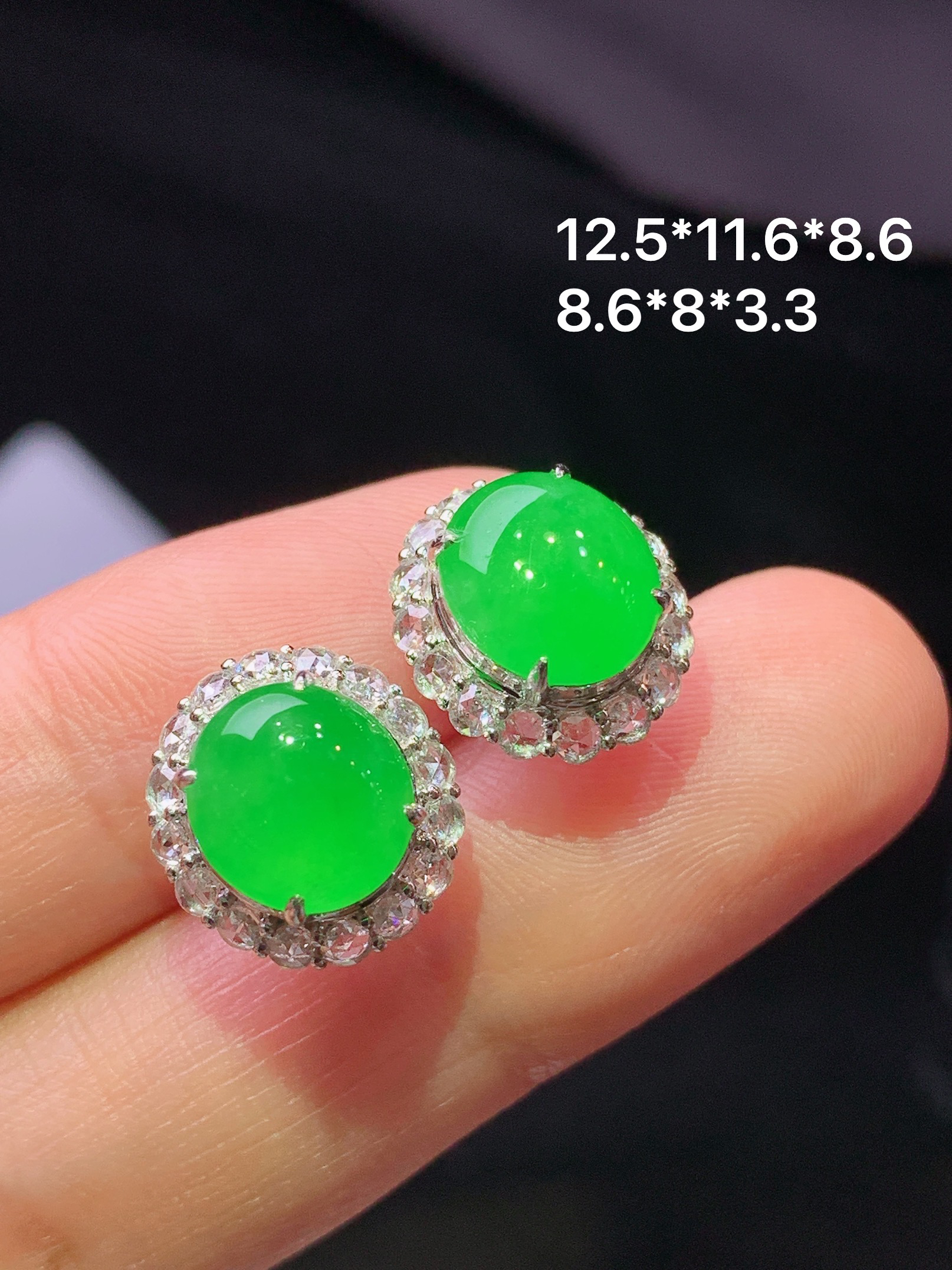 18k金钻镶嵌冰阳绿耳钉 玉质细腻 色泽艳丽清新 水润亮眼 整体尺寸12.5*11.6*8.6 f1