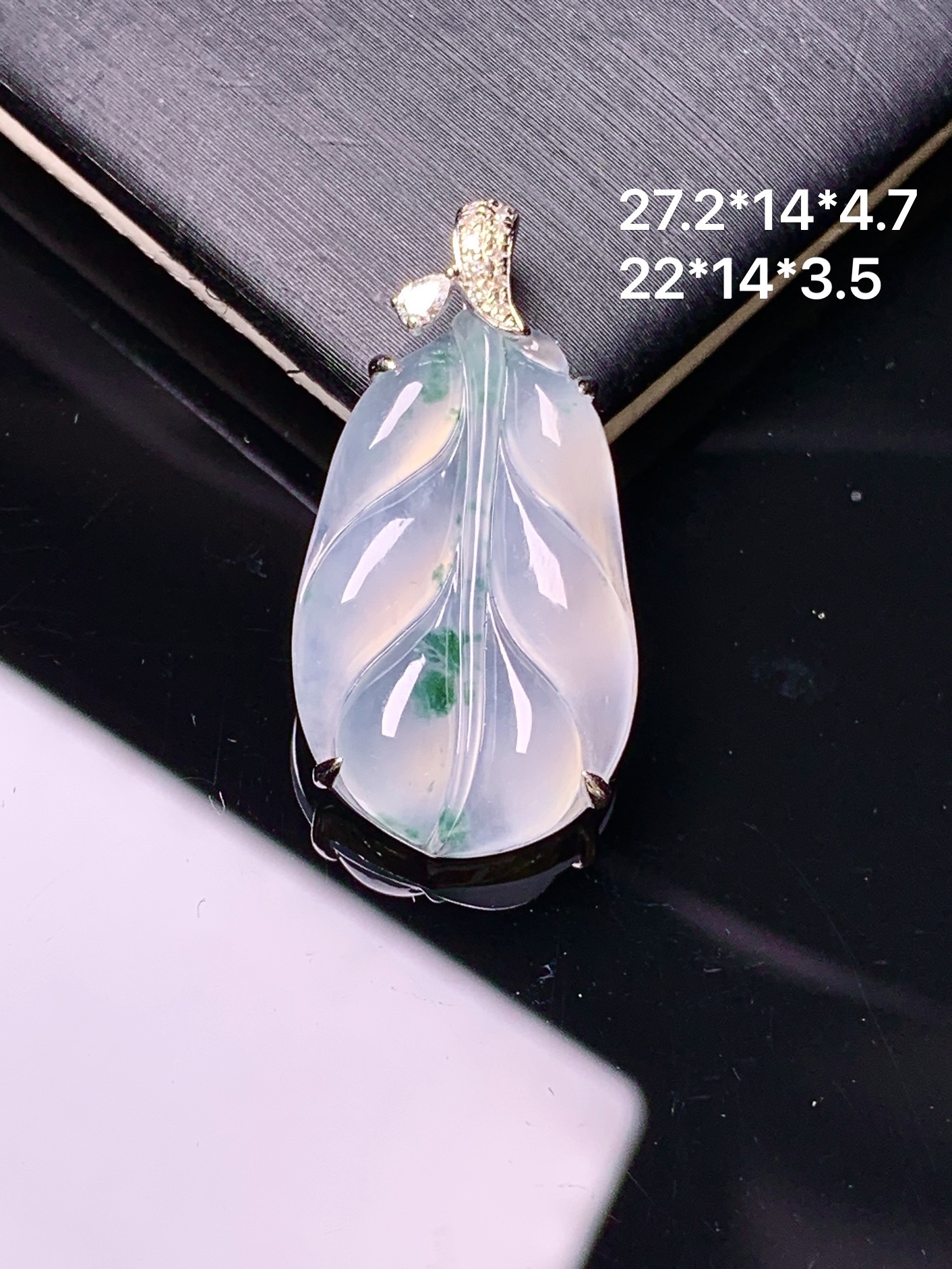 18k金钻镶嵌冰种飘绿树叶吊坠 玉质细腻 色泽艳丽清新 水润亮眼 整体尺寸27.2*14*4.7 c1