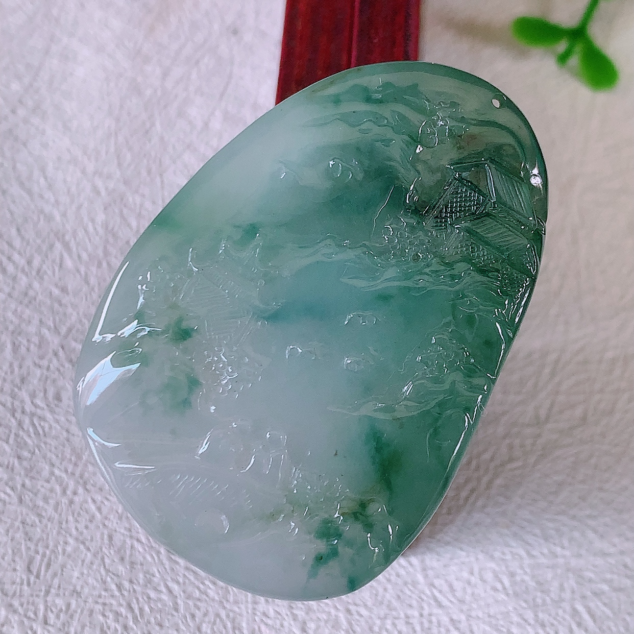 自然光实拍，冰胶飘花翡翠山水牌吊坠，立体生动形象，山水素材布局合理，意境感佳， 佩戴上身效果更高贵 #50尺寸47*33*6.8