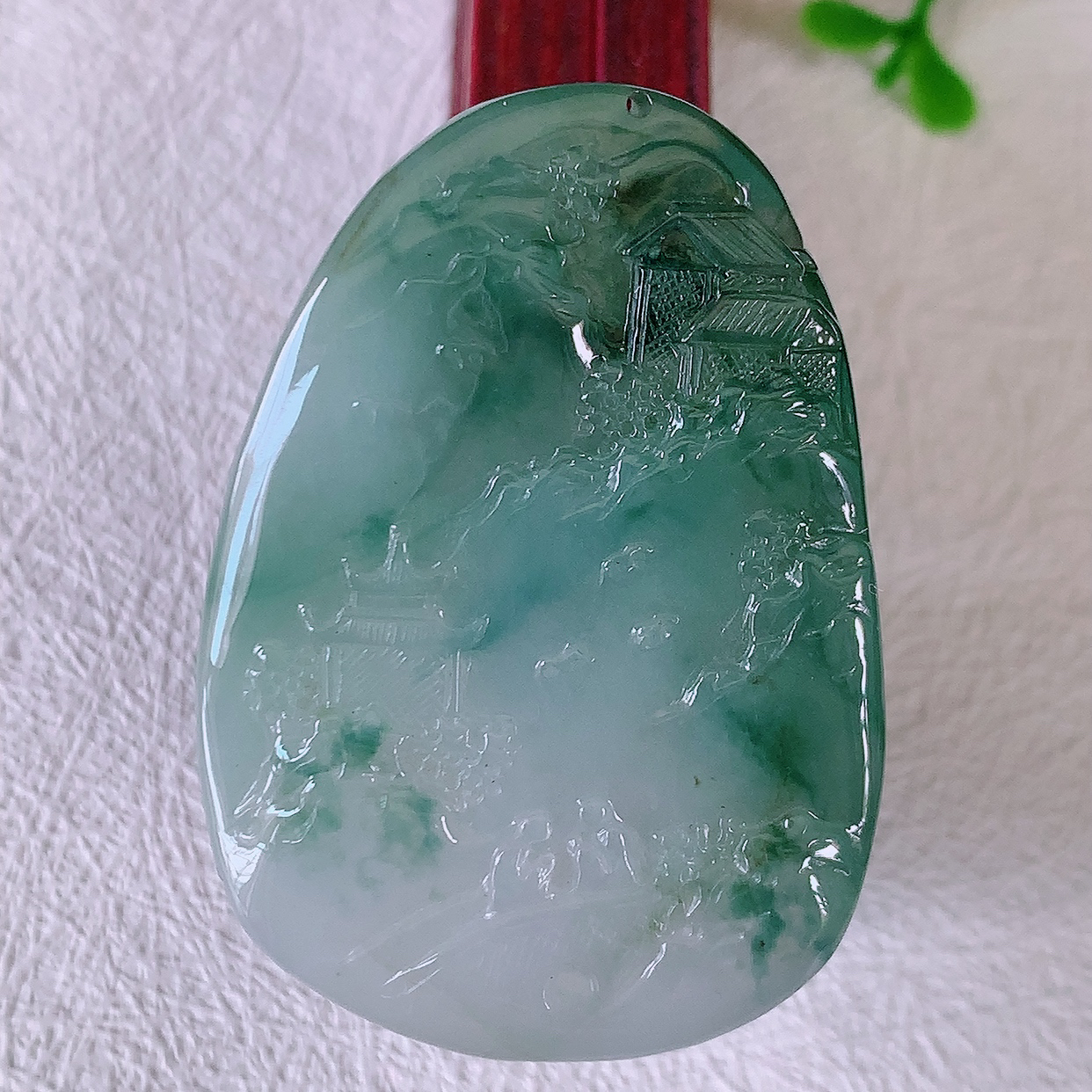 自然光实拍，冰胶飘花翡翠山水牌吊坠，立体生动形象，山水素材布局合理，意境感佳， 佩戴上身效果更高贵 