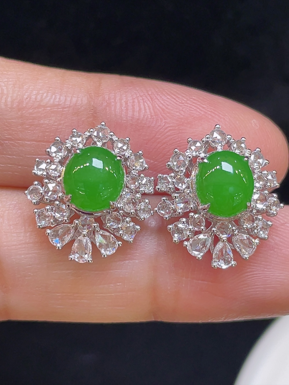 大件饱满，通透水润，玉质细腻，翠色鲜艳，18k金奢华钻石镶嵌，7.3-6.3-3.3