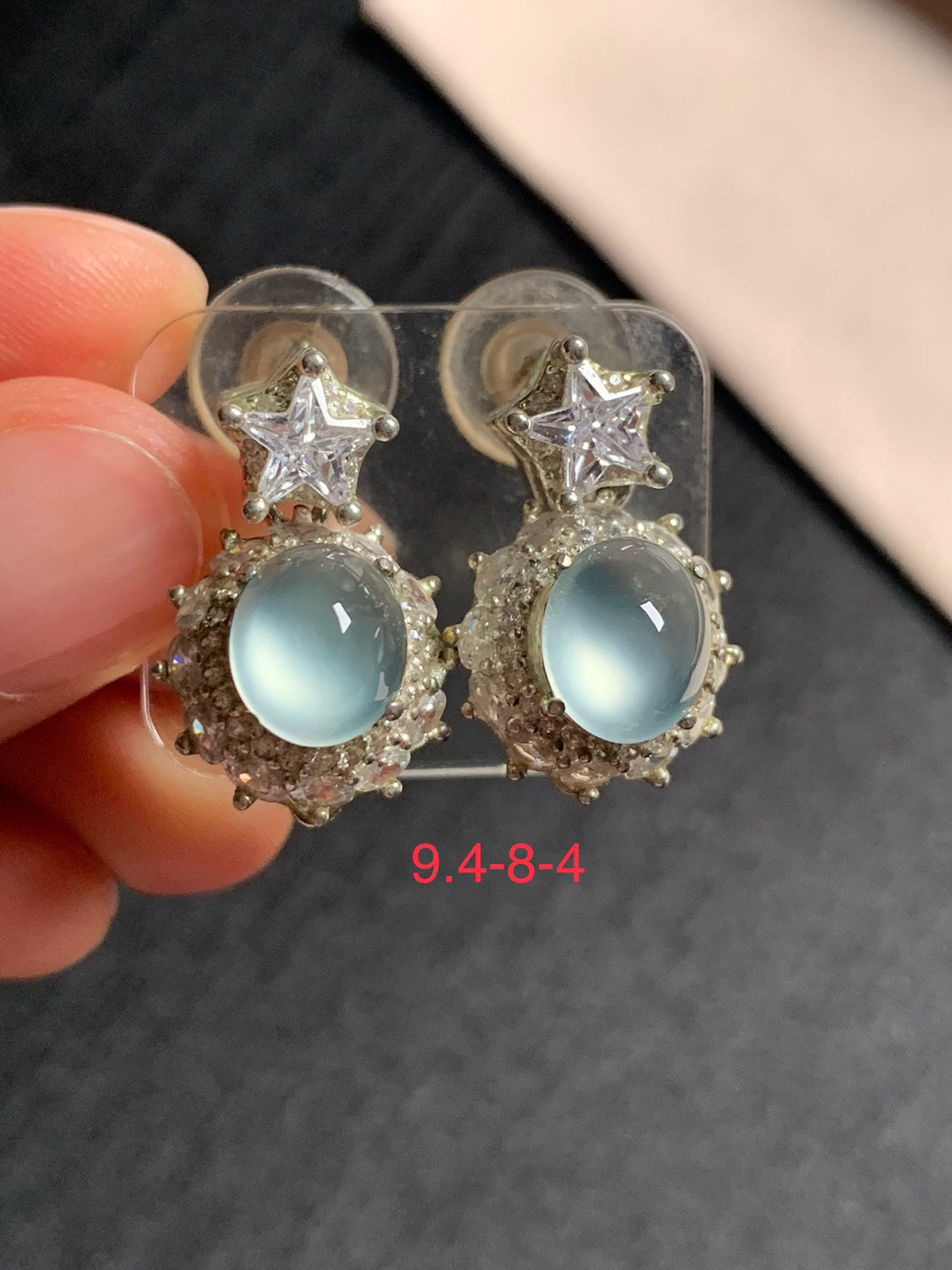 高冰蓝钢耳钉
无纹裂，种好色美品相好，淡蓝色调冷艳精致，老坑种强荧光纯净
