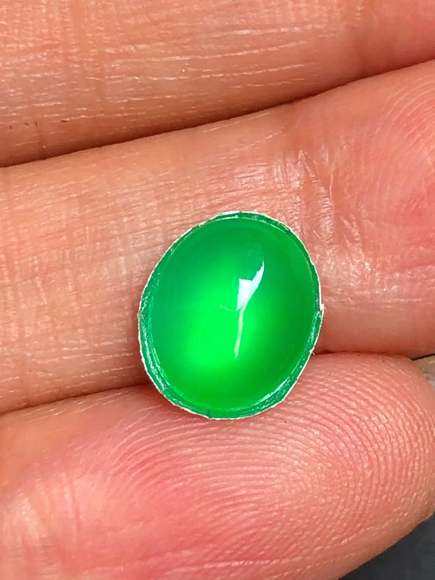 阳绿蛋面，玉质细腻水润，色泽甜绿，起荧光，质量美。