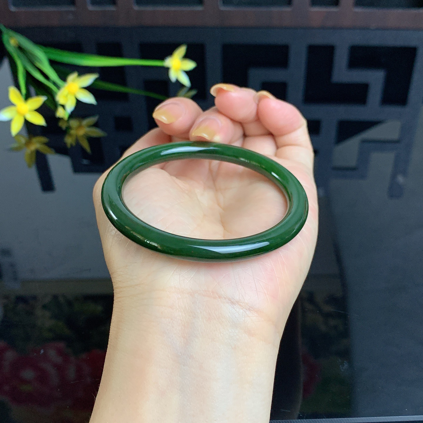 和田玉55.5圈口菠菜绿圆条碧玉手镯！圈口55.5宽7厚7.5玉质细腻油润 底色纯净 无裂无棉 脂粉好，品质高。