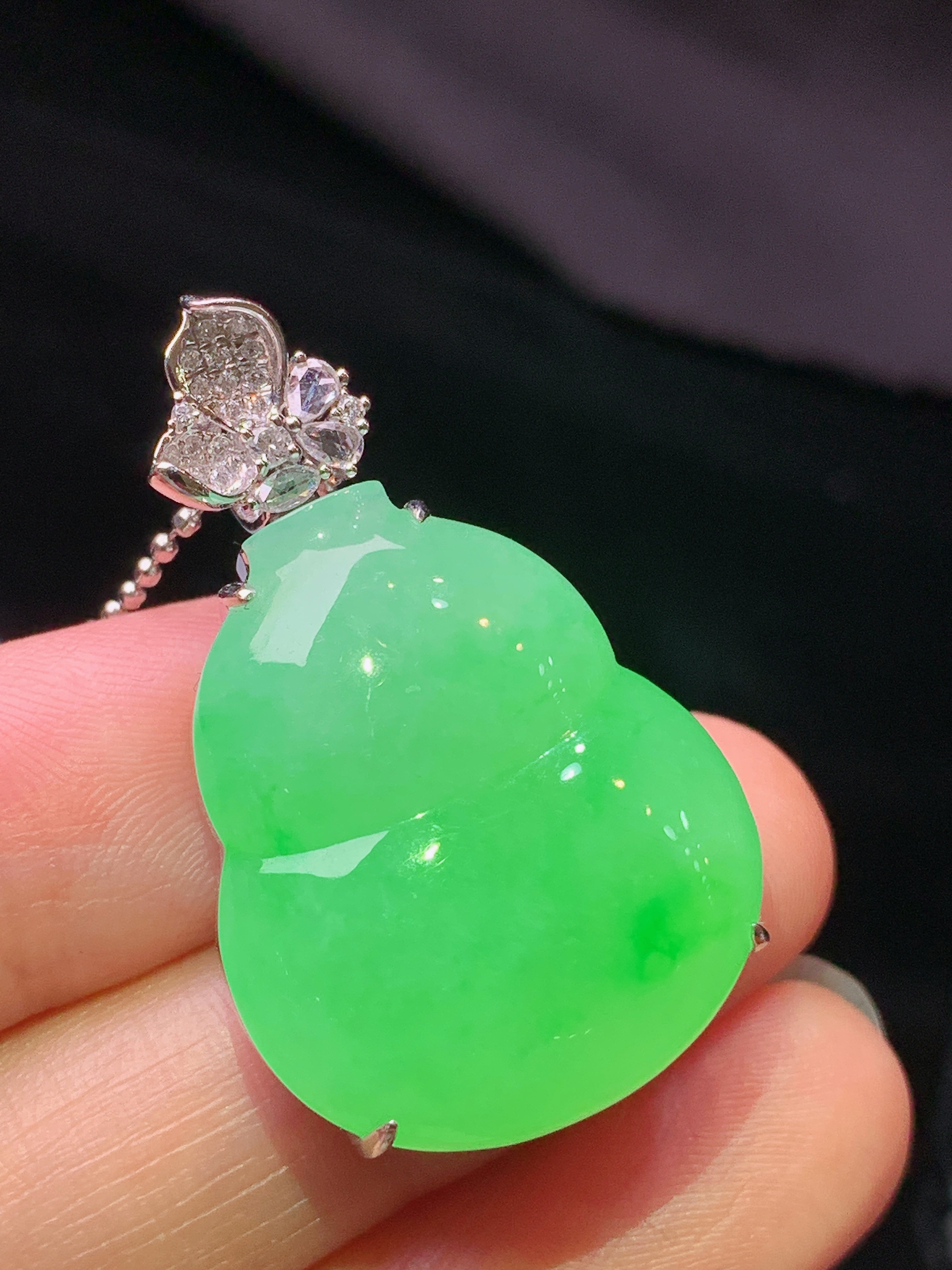 18k金钻镶嵌阳绿葫芦吊坠 玉质细腻 色泽艳丽清新 水润亮眼 整体尺寸35*21.5*10.2 f1