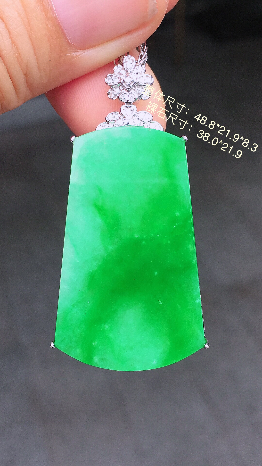 阳绿无事牌吊坠，色泽艳丽，玉质细腻，荧光感超
强，饱满圆润，简单大方，尽显优雅气质，18k
金豪华镶嵌