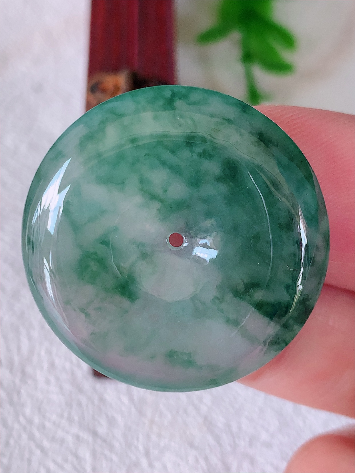自然光实拍，冰飘花翡翠平安扣吊坠，冰透，灵动飘逸，寓意平平安安，平安扣佩戴端庄漂亮！#50尺寸31-5