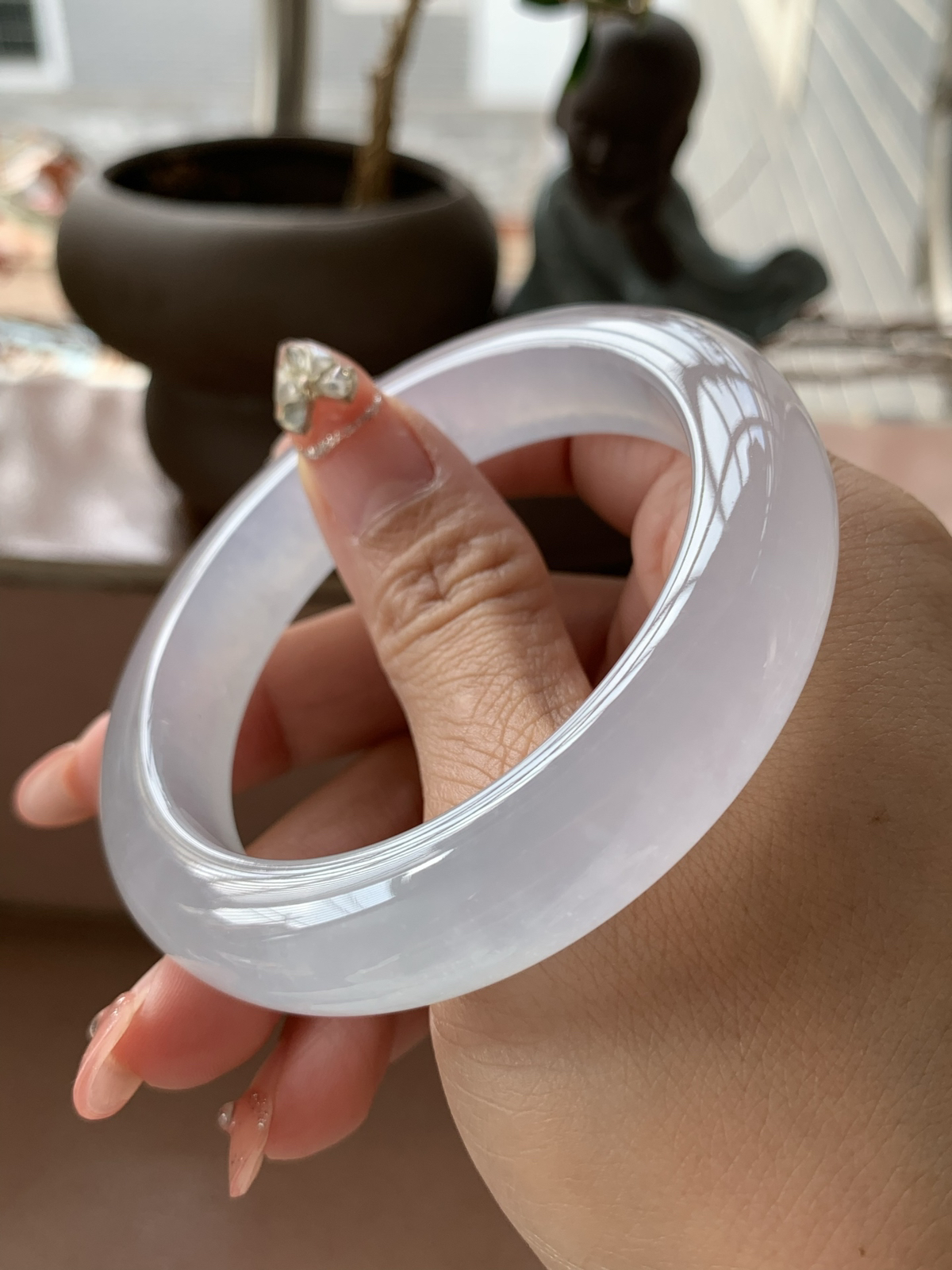 冰种白月光55.4-12.6-9.6，正厚装，冰透胶润感十足起荧光，纯净细腻，冰清玉洁，一见倾心系列，沧海月明，清冷光芒，底妆冰透纯净，上手绝绝子，整体种水都特别好，温润如玉，质地干净，轻松透指，上手很美，气质冷美人，充满灵气的同时自带一股曼妙的仙气波光粼粼精致优雅，珠宝感又又又上来了，寒光四射的样子绝了，行家货