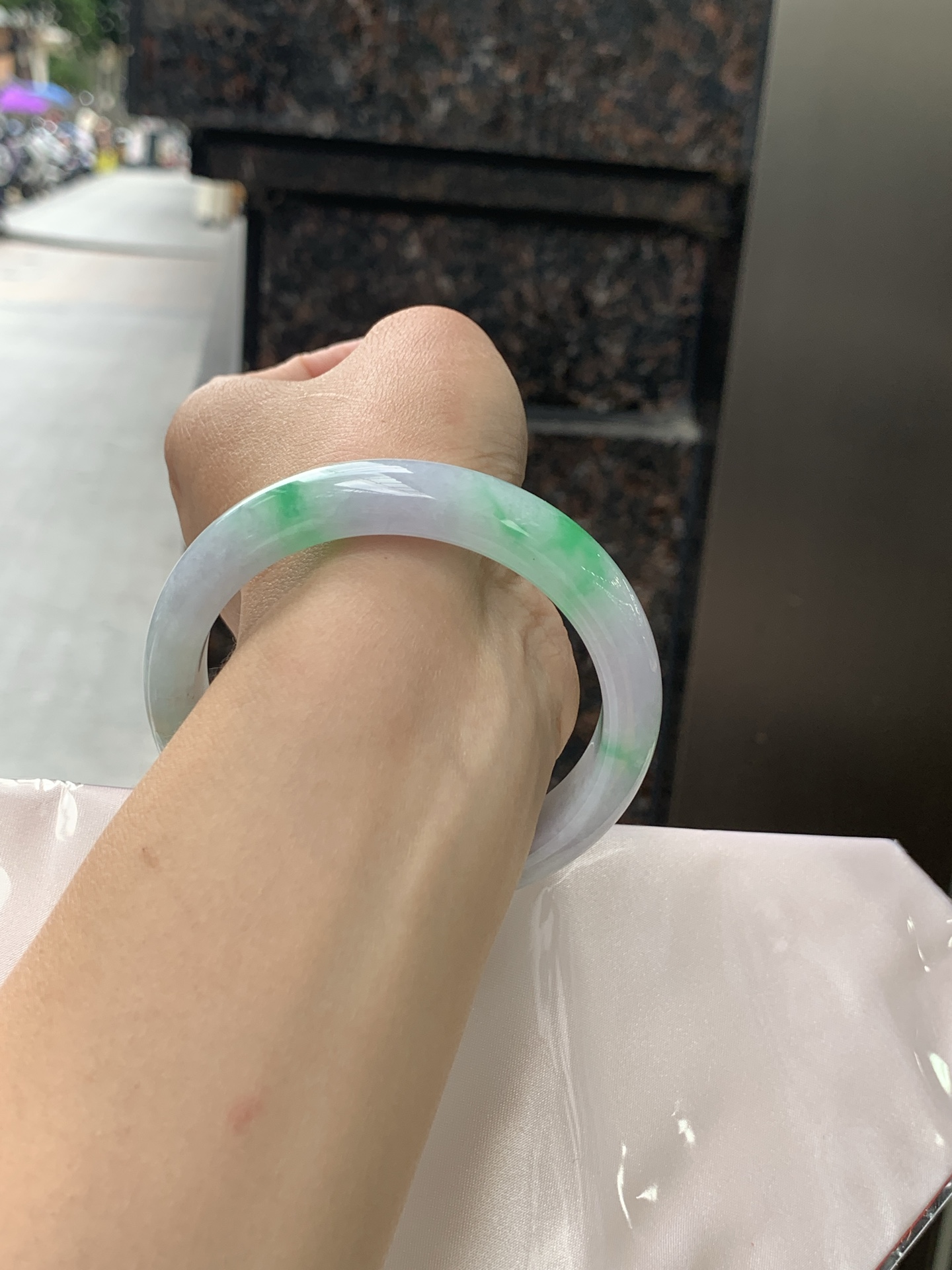 春彩正圈 57.9-11.3-8 0530-N851 打灯细纹，几抹阳绿灵动分布，紫绿双彩，色泽明艳