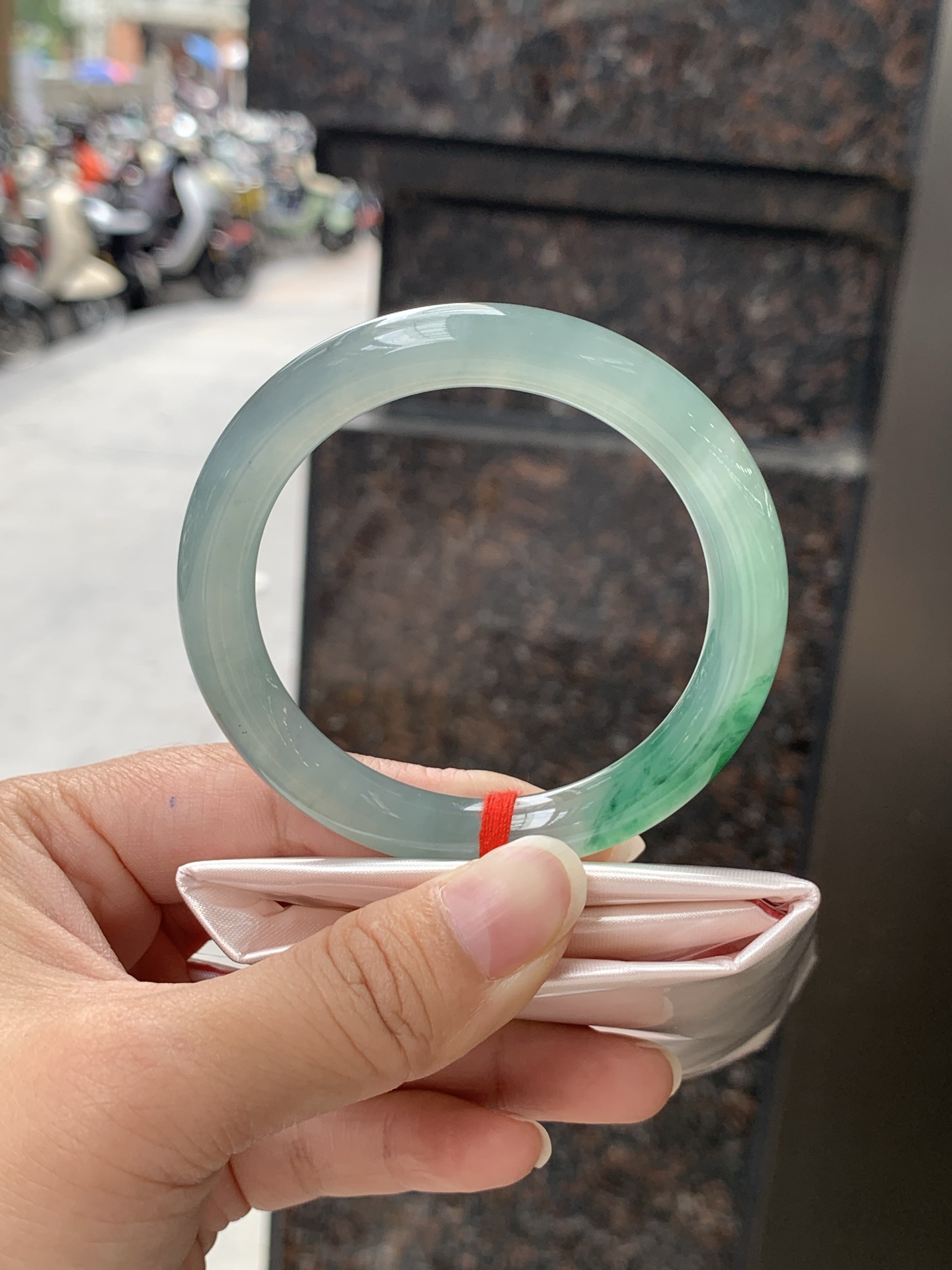 冰飘花圆条 52.5-9-8.8 0530-N856 打灯细纹，底妆冰润细腻，绿花灵动飘逸，勾勒出一幅唯美诗意的山水意境画，古典优雅又秀气