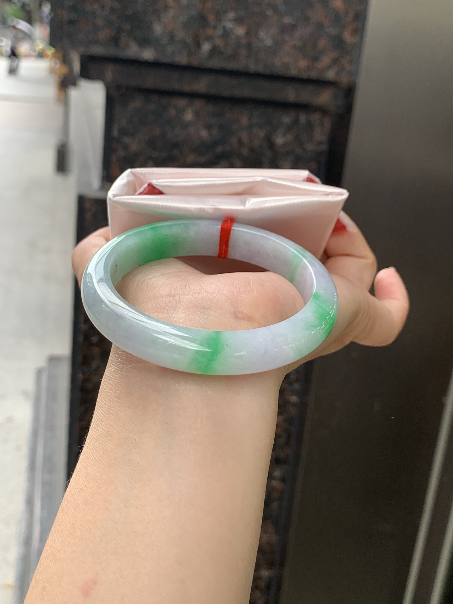 春彩正圈 57.9-11.3-8 0530-N851 打灯细纹，几抹阳绿灵动分布，紫绿双彩，色泽明艳