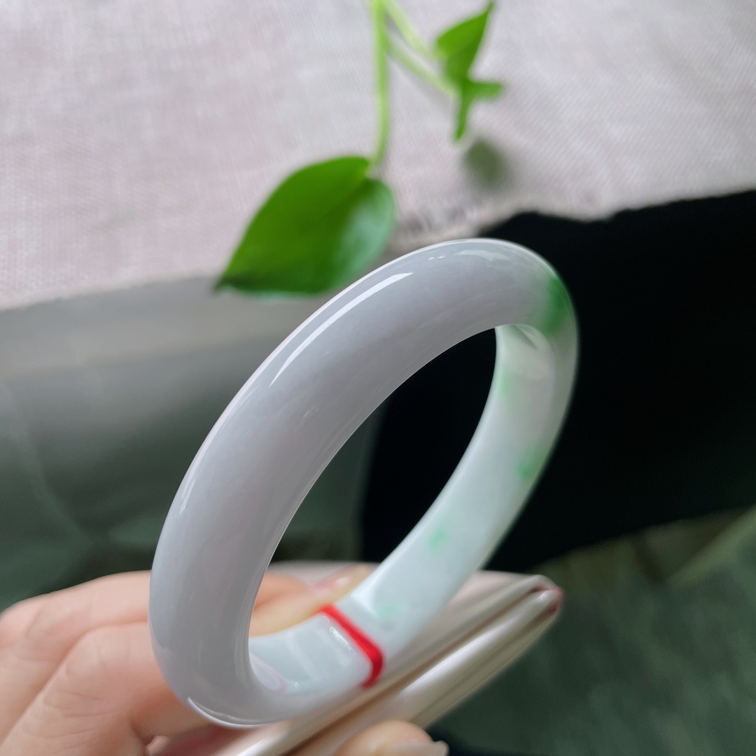 58.6/12.4/8.5飘绿正圈，水润细腻，温柔贤惠，一抹俏色灵动飘逸，有纹，ss53864a