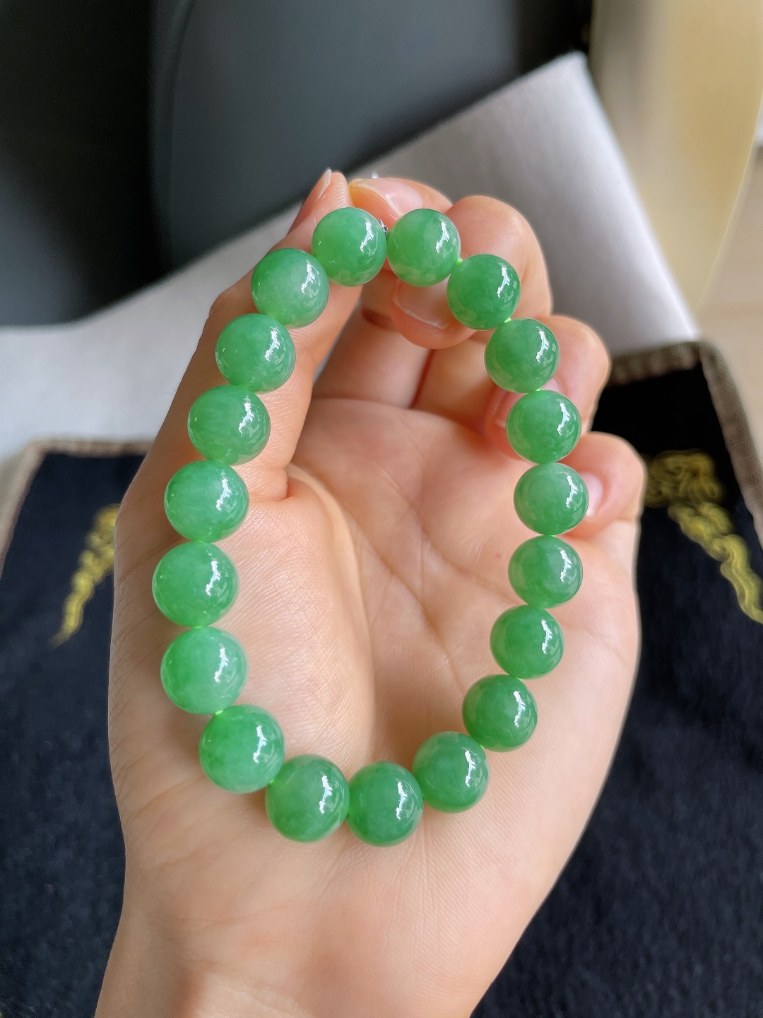 ️，缅甸天然翡翠A货，冰满绿手串，尺寸：10mm。【编3998】