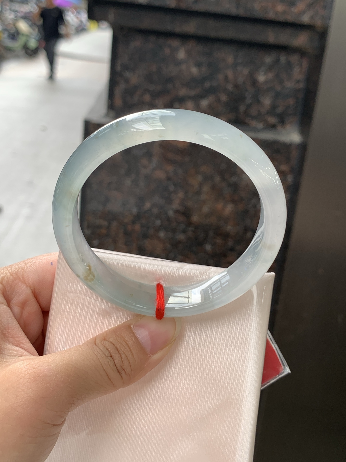 冰飘黄翡正圈 58.7-13.2-7.2 0530-4A119 底妆冰润细腻，一抹橄榄黄翡，仿佛晨曦初升的太阳，又似甜蜜的蜜糖，金灿灿的，十分惹眼