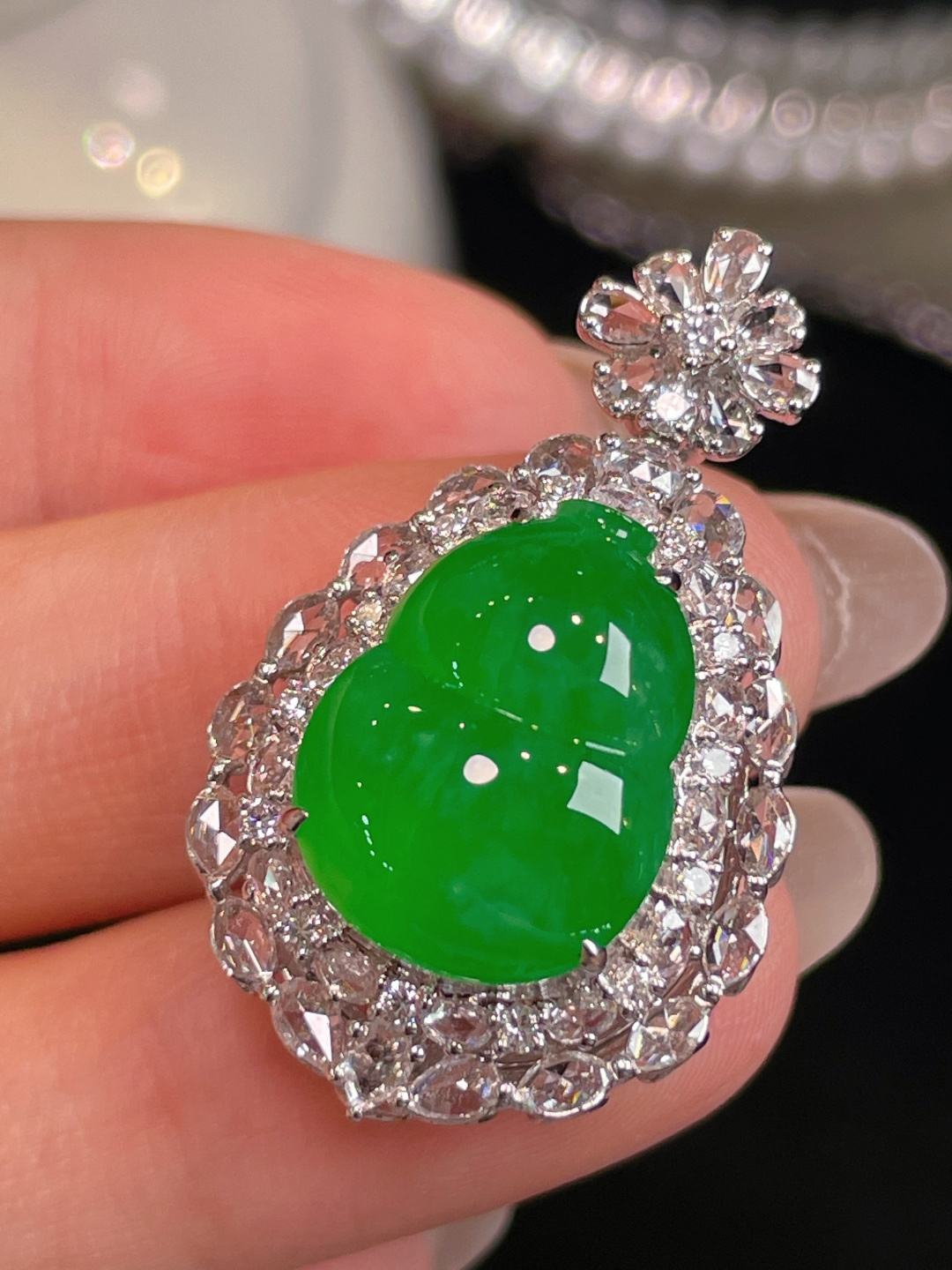 翡翠A货 葫芦吊坠 阳绿满色，料子冰润细腻，种老起光，18k金镶真钻，上身佩戴效果很好 整体32.8-19.7-13.6裸石15.7-12-3.5