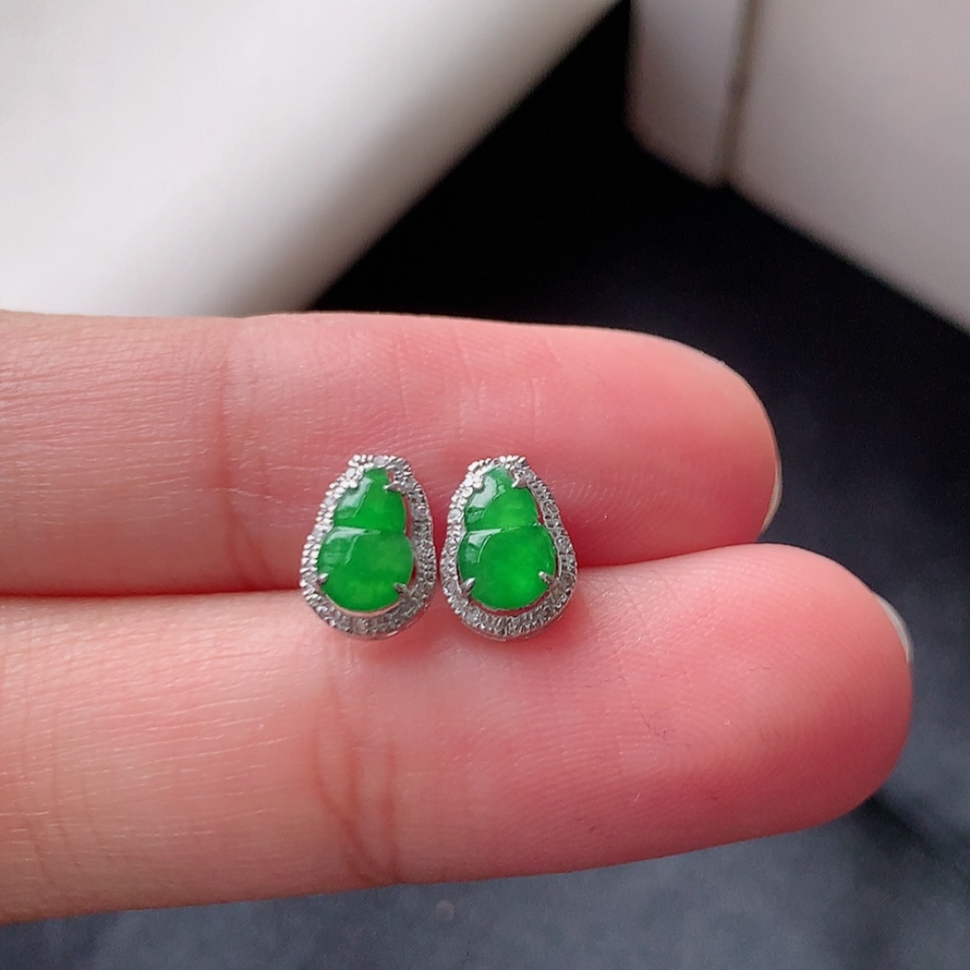 冰阳绿葫芦耳钉 莹莹青翠，种老细腻水润，佩戴优雅时尚 货号26528，6.3-4.1-1.2