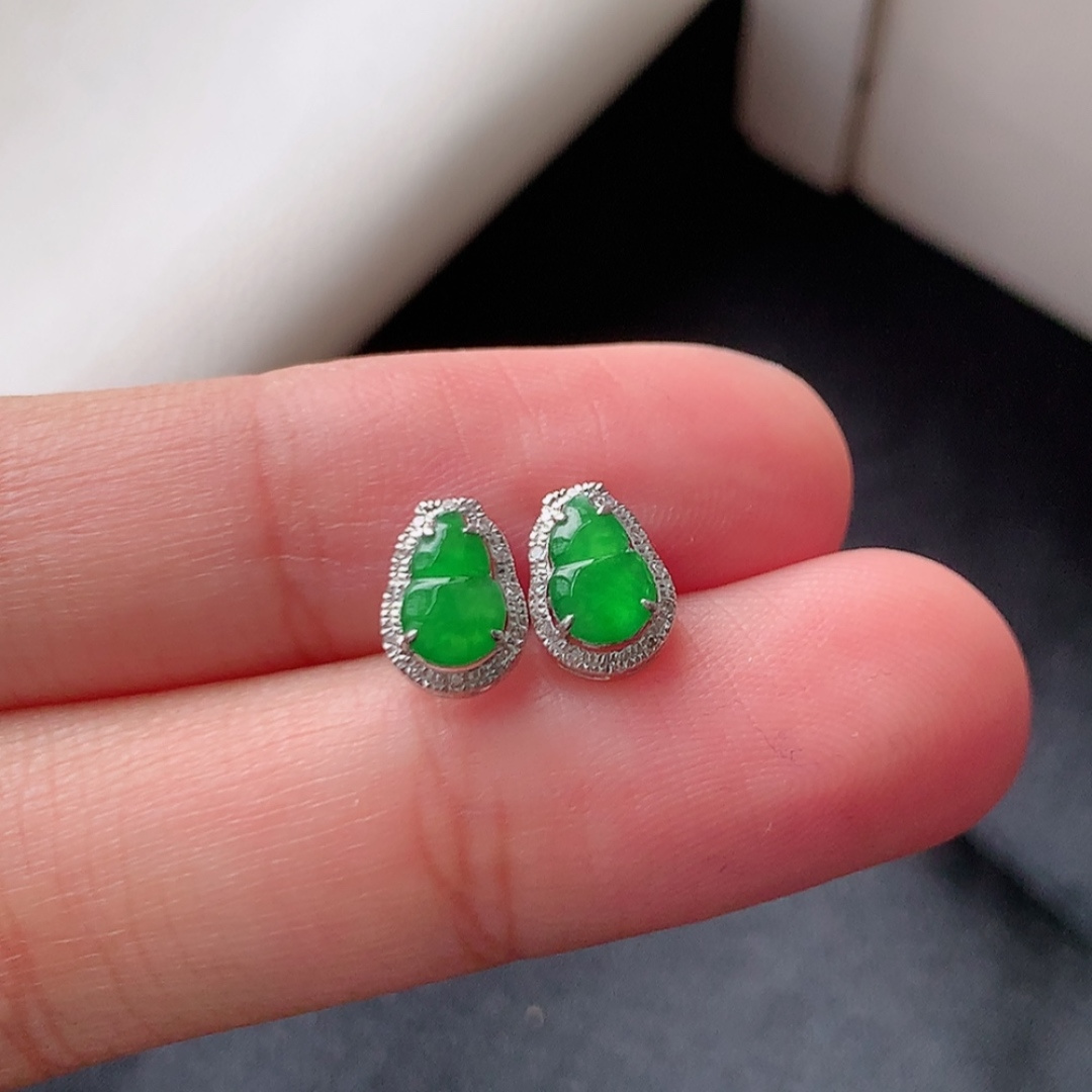 冰阳绿葫芦耳钉 莹莹青翠，种老细腻水润，佩戴优雅时尚 货号26528，6.3-4.1-1.2