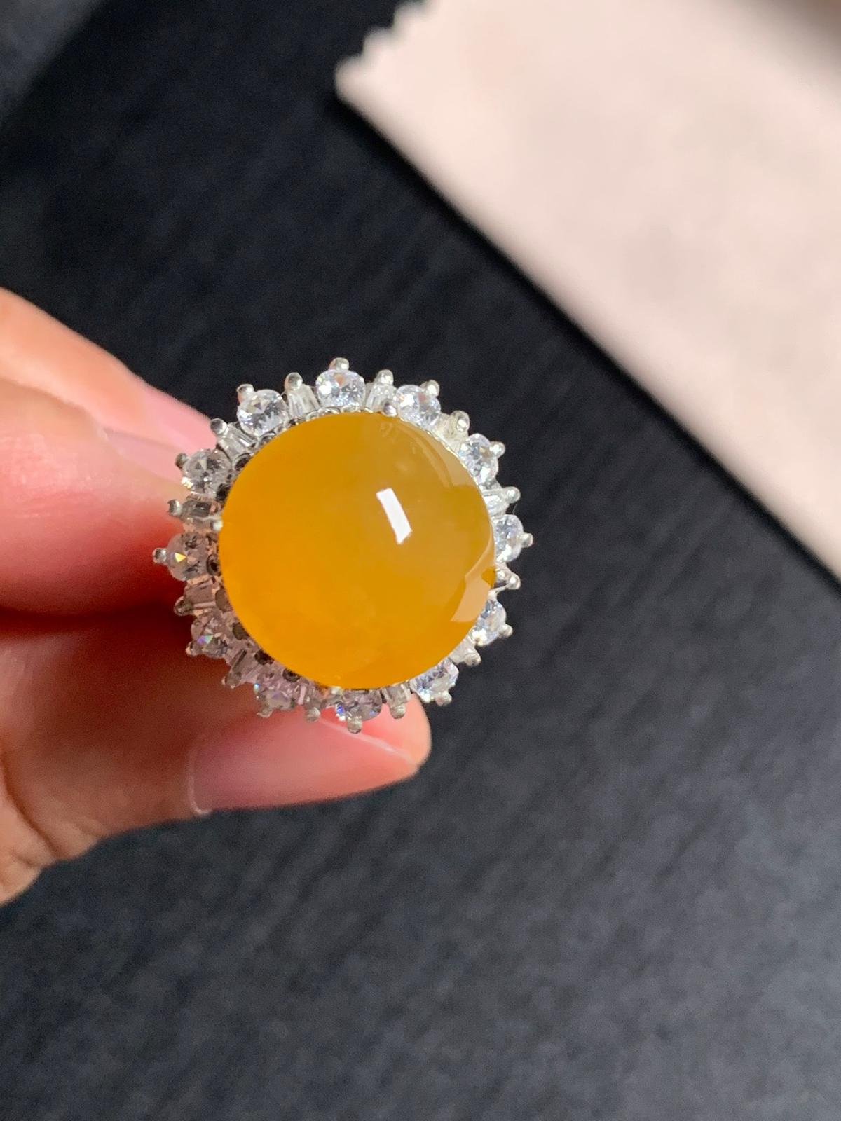 冰黄翡正圆馒头戒面
无纹裂，种好色美品相好，色泽艳丽纯正，老坑种质地细腻水灵饱满圆润