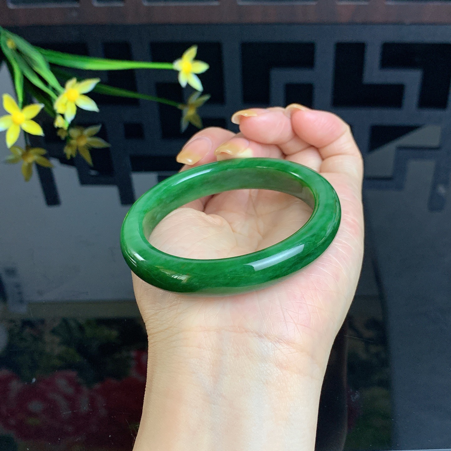 和田玉55圈口阳绿色碧玉手镯！玉质细腻油润 底色纯净 无纹裂 脂粉好，品质高。