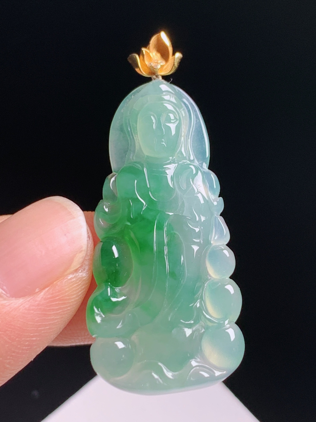 冰种飘绿观音吊坠，种水细腻温润，慈心庇佑平安吉祥