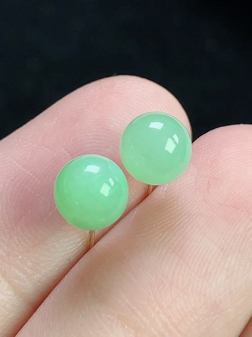 18k金镶绿玉珠耳钉，无裂，裸石尺寸6.3mm，w30fgd