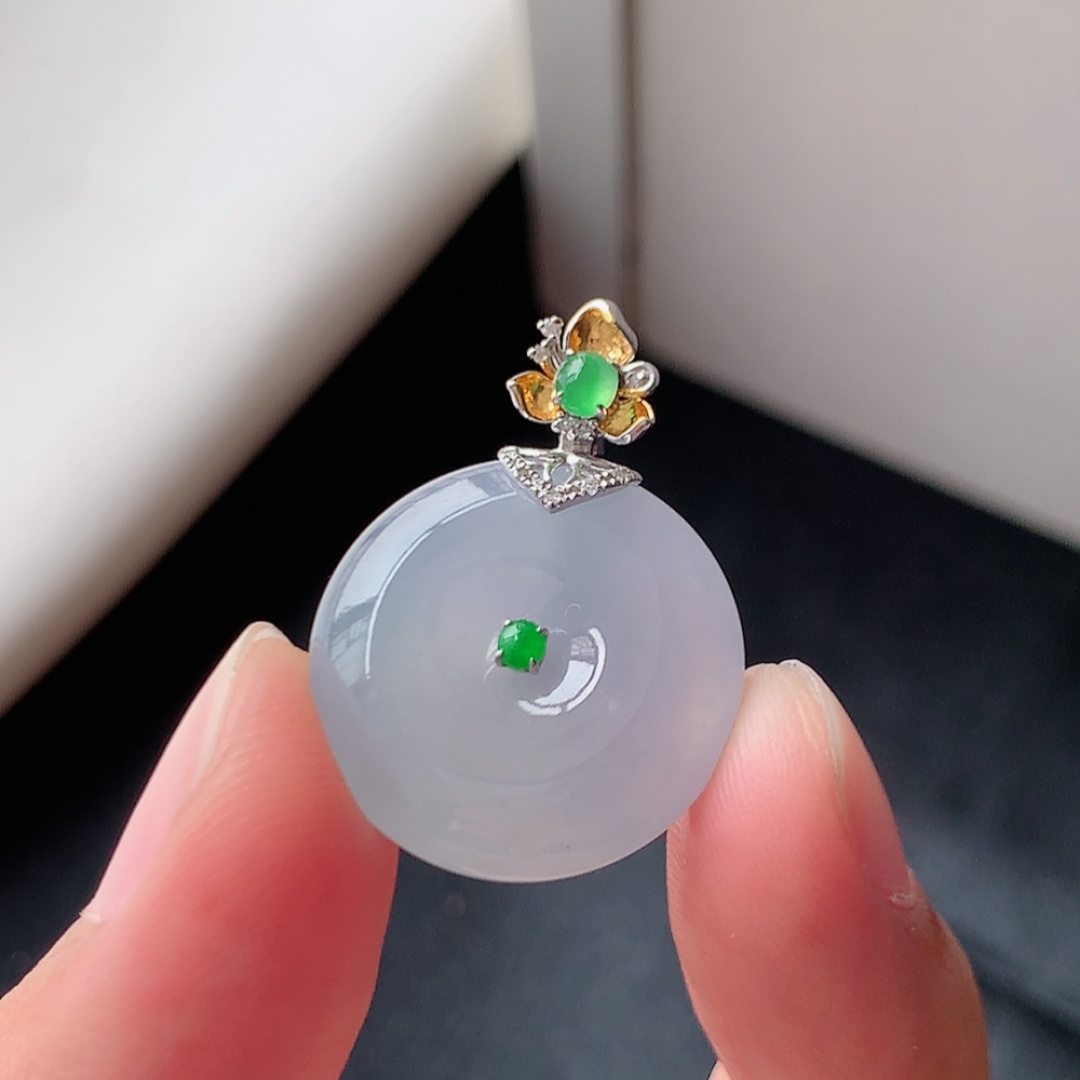 冰紫平安扣吊坠。品相喜悦，冰润冰胶，花色灵动，佩戴优雅灵气 货号25528，27-19.6-6.8