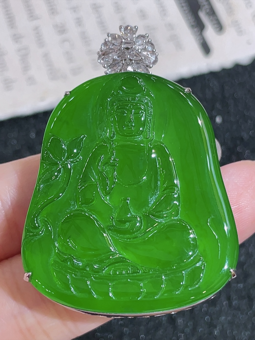 帝王绿大观音吊坠，无裂，18k金镶嵌，种水，盖中盖，重金镶嵌，厚装饱满，慈眉善目，普度众生，高端大气